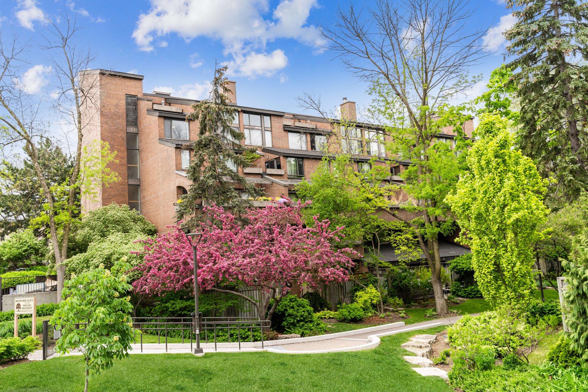 Award Winning Bedford Glen Suite 506