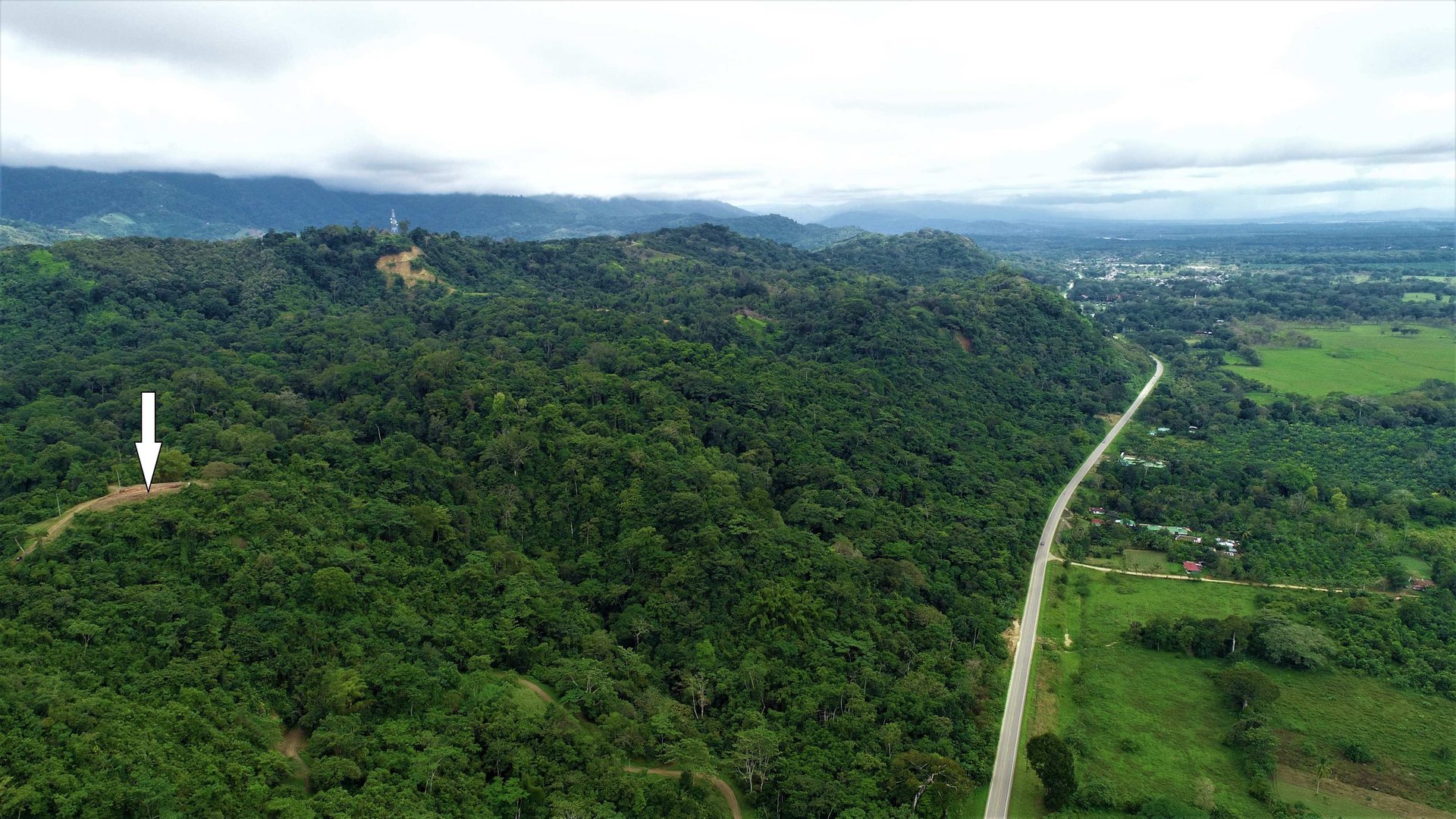 9 acres property with 360 panoramic views and 80m highway frontage