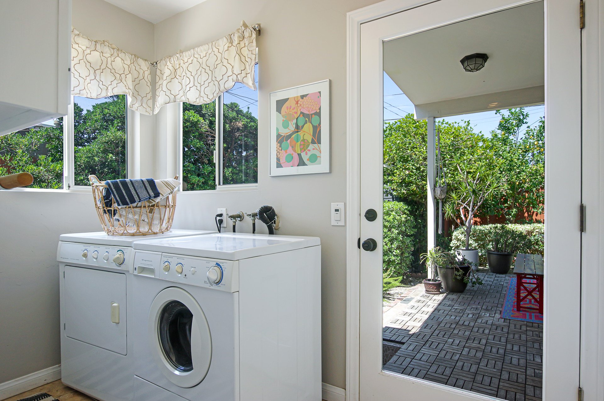 BEAUTIFUL & BRIGHT circa-1920's Craftsman "Cal-Bungalow" Home in Larchmont Village.