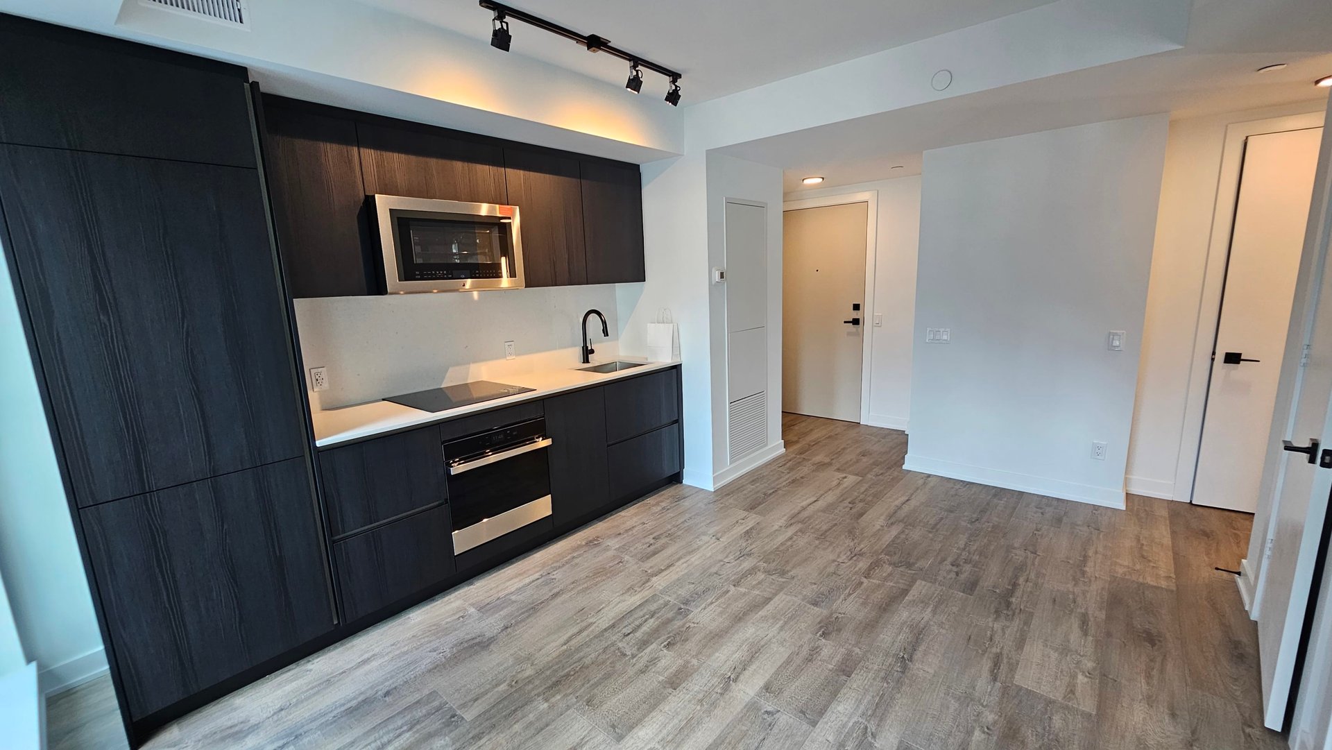 327 King St W Unit: 901