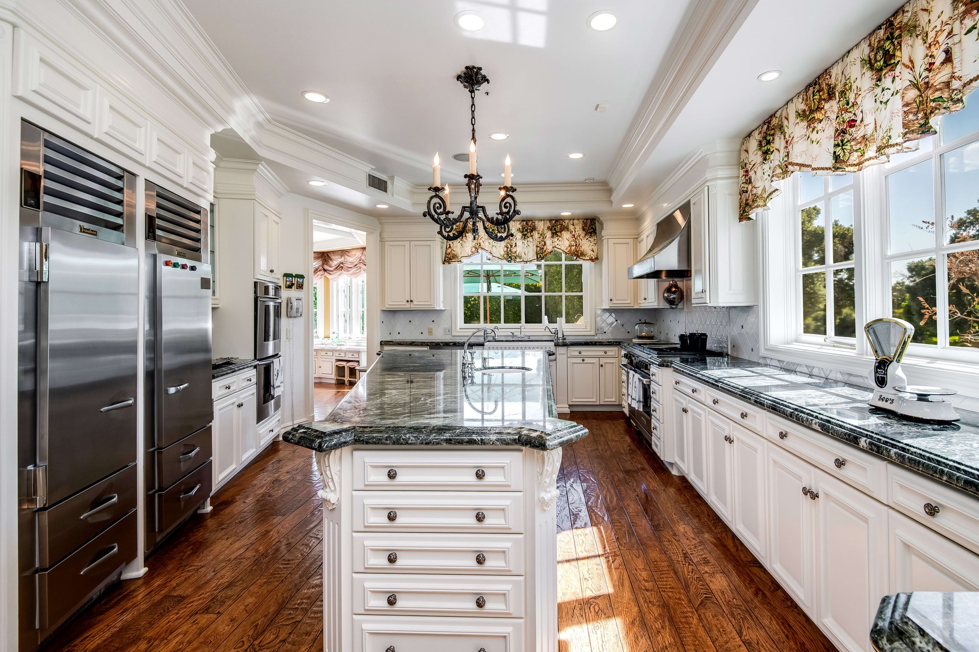 702 N Sierra Dr, beverly hills