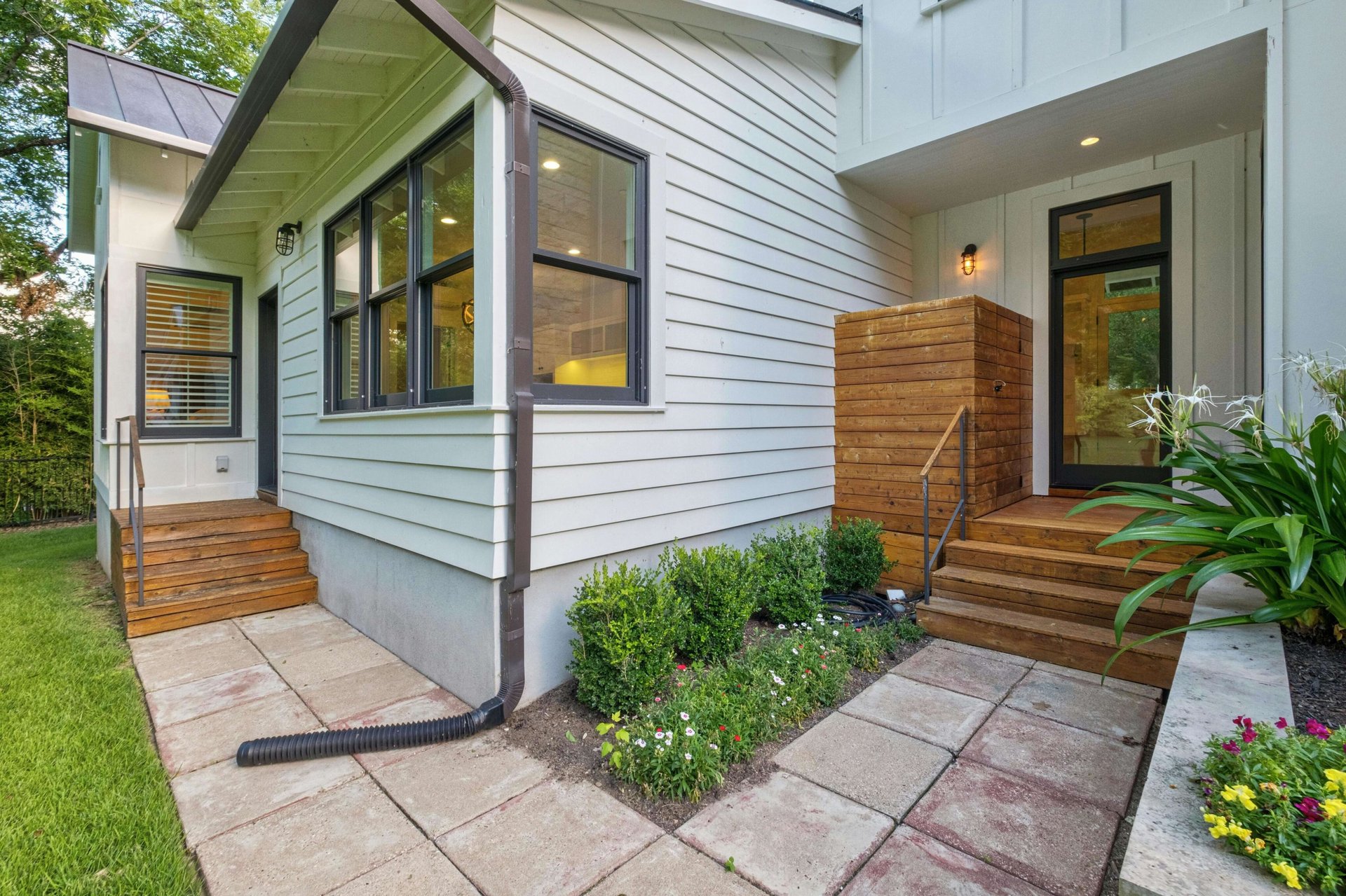 3120 Edgewater Drive