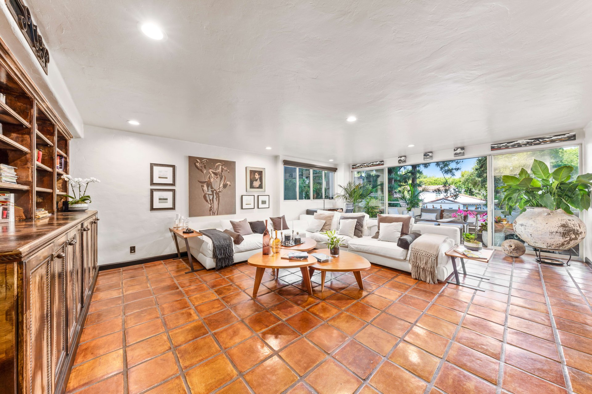 The Comstock #4E, Wilshire Corridor