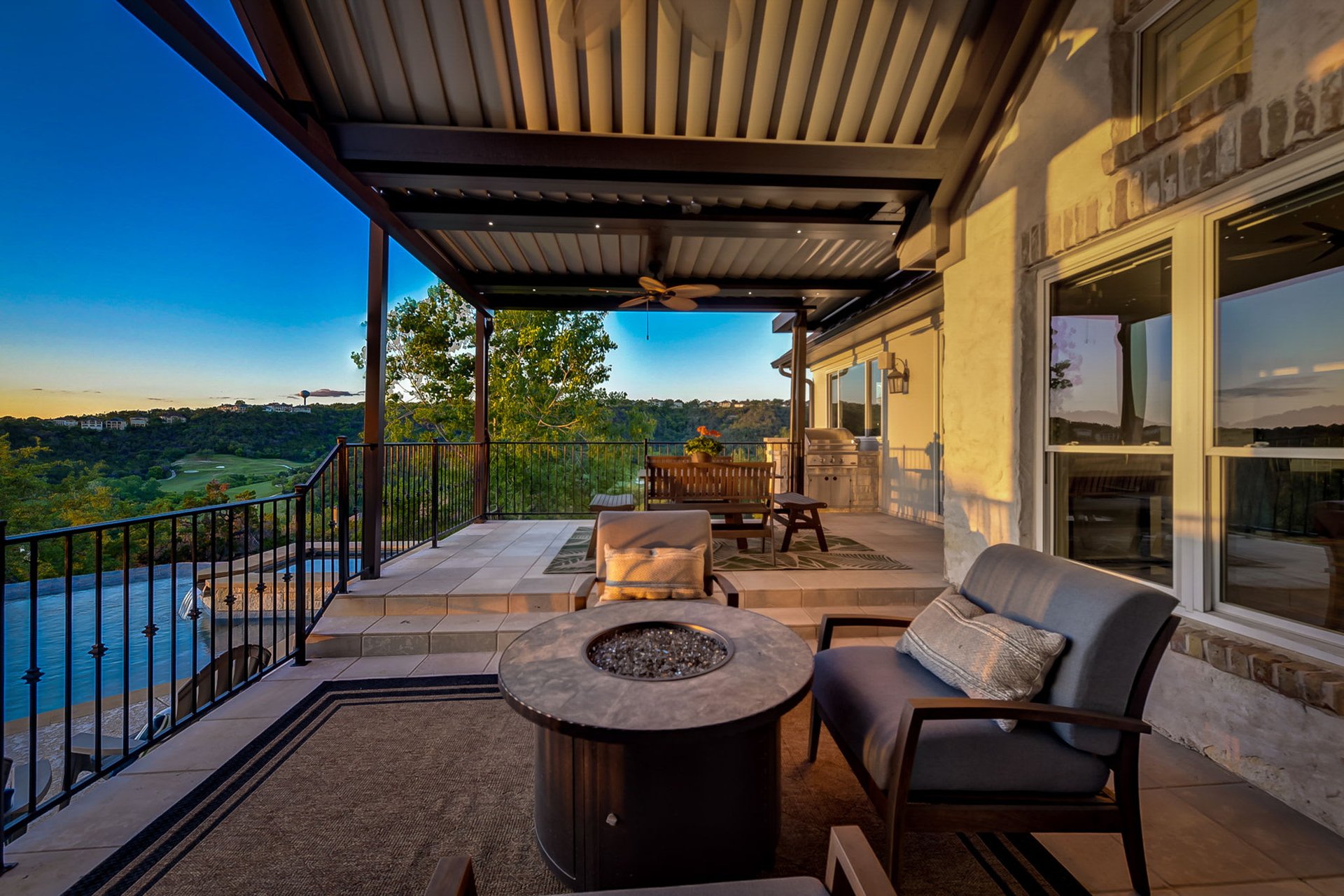 Hill Country Paradise: Luxurious 4/3 Home with Heated Pool/Spa and Spectacular Sunset Views in River Place!