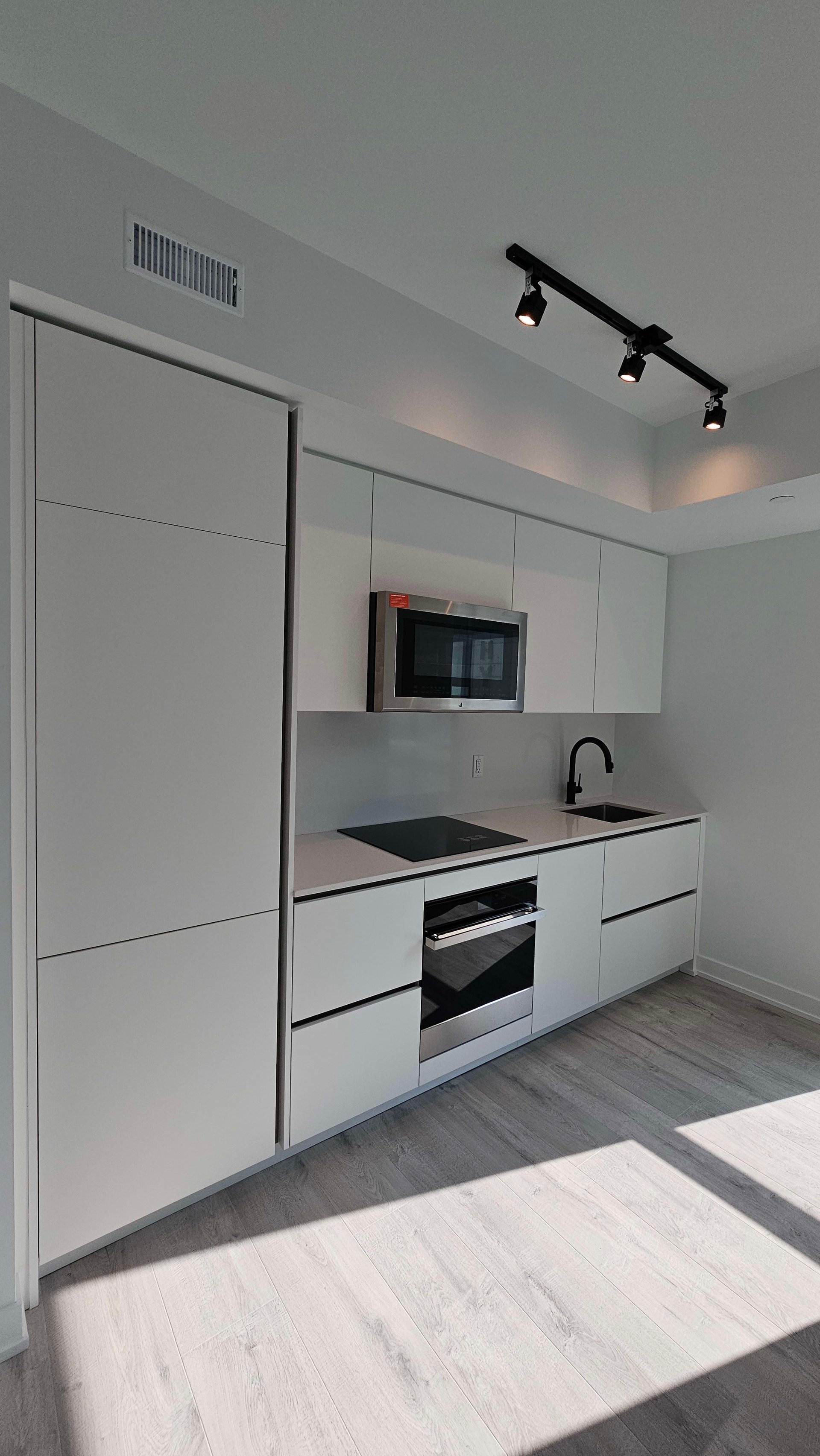 327 King St W, Unit 1806