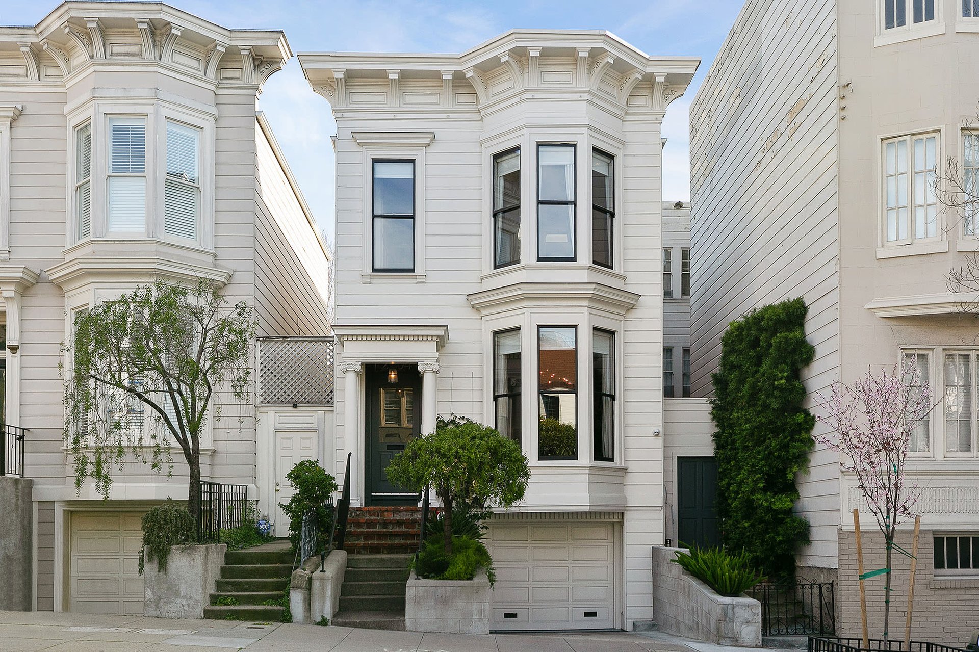 2204 Steiner St