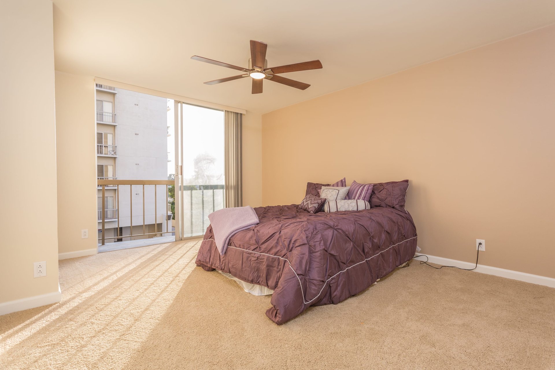Wilshire Selby East #605, Wilshire Corridor