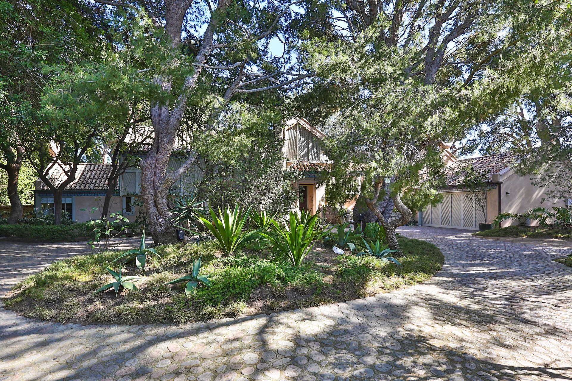 28980 Cliffside Dr