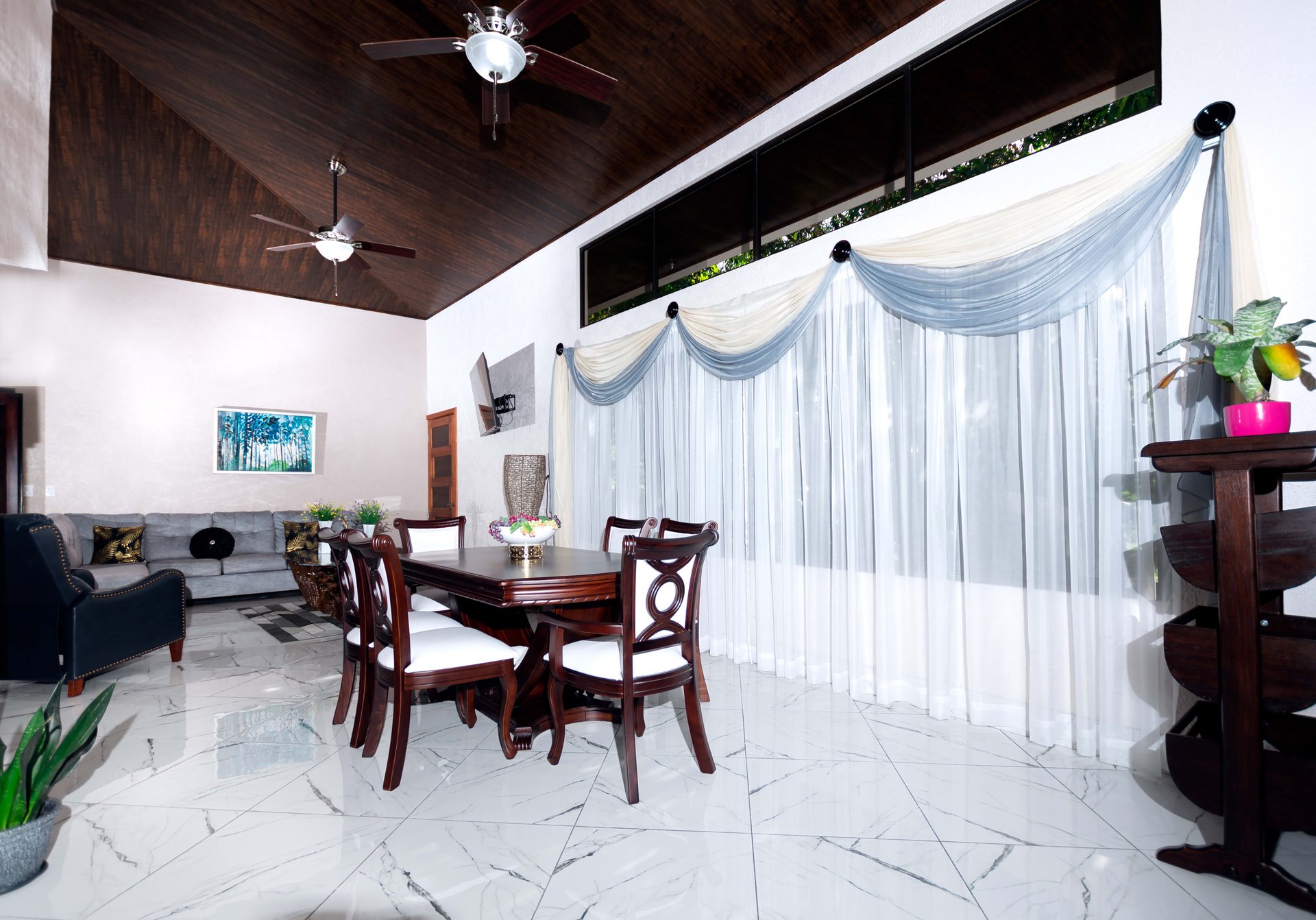 BRAND NEW 3-bedroom home, 5 minutes to Dominical Beach.