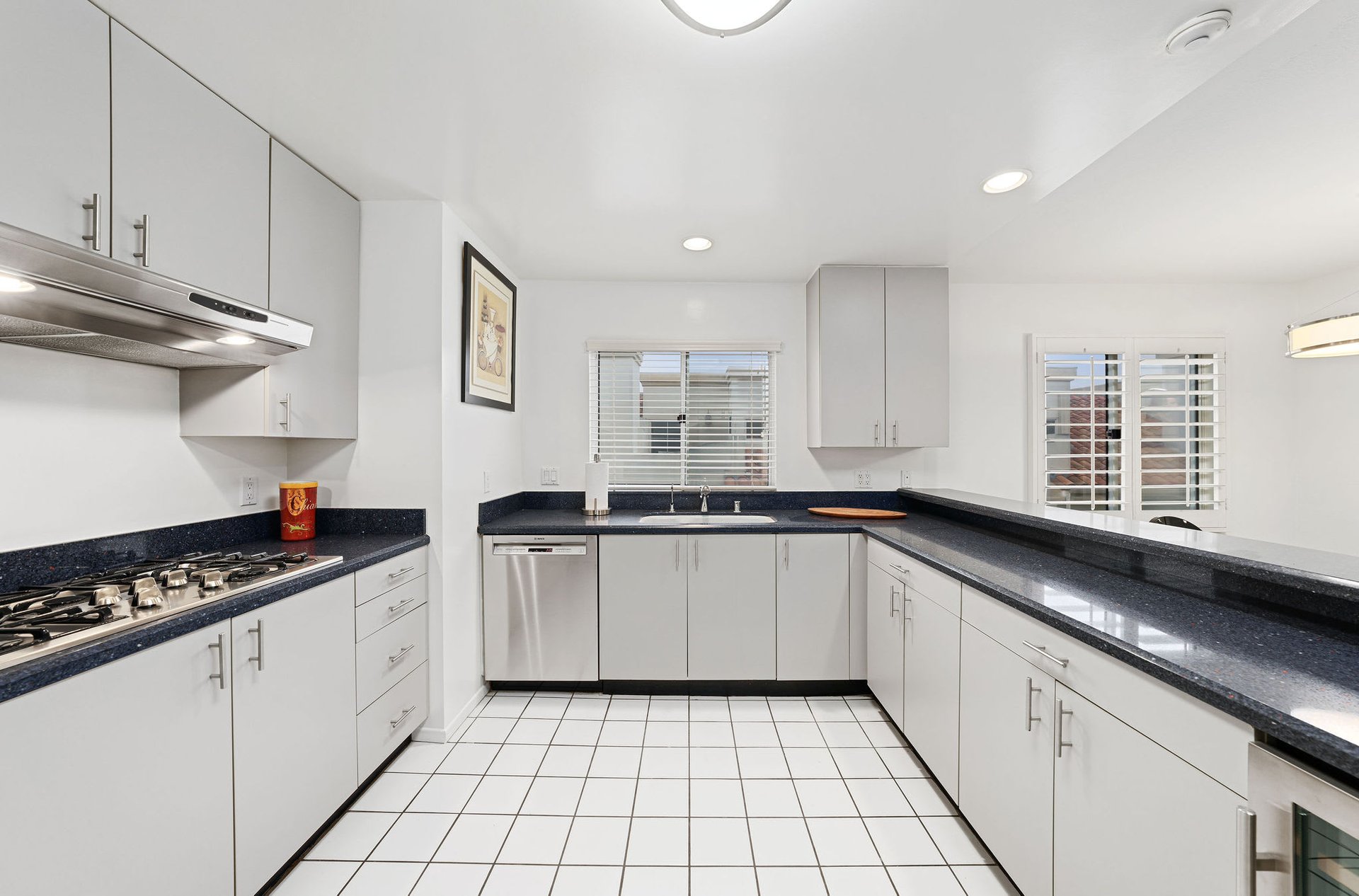 1010 California Ave #307, North of Wilshire