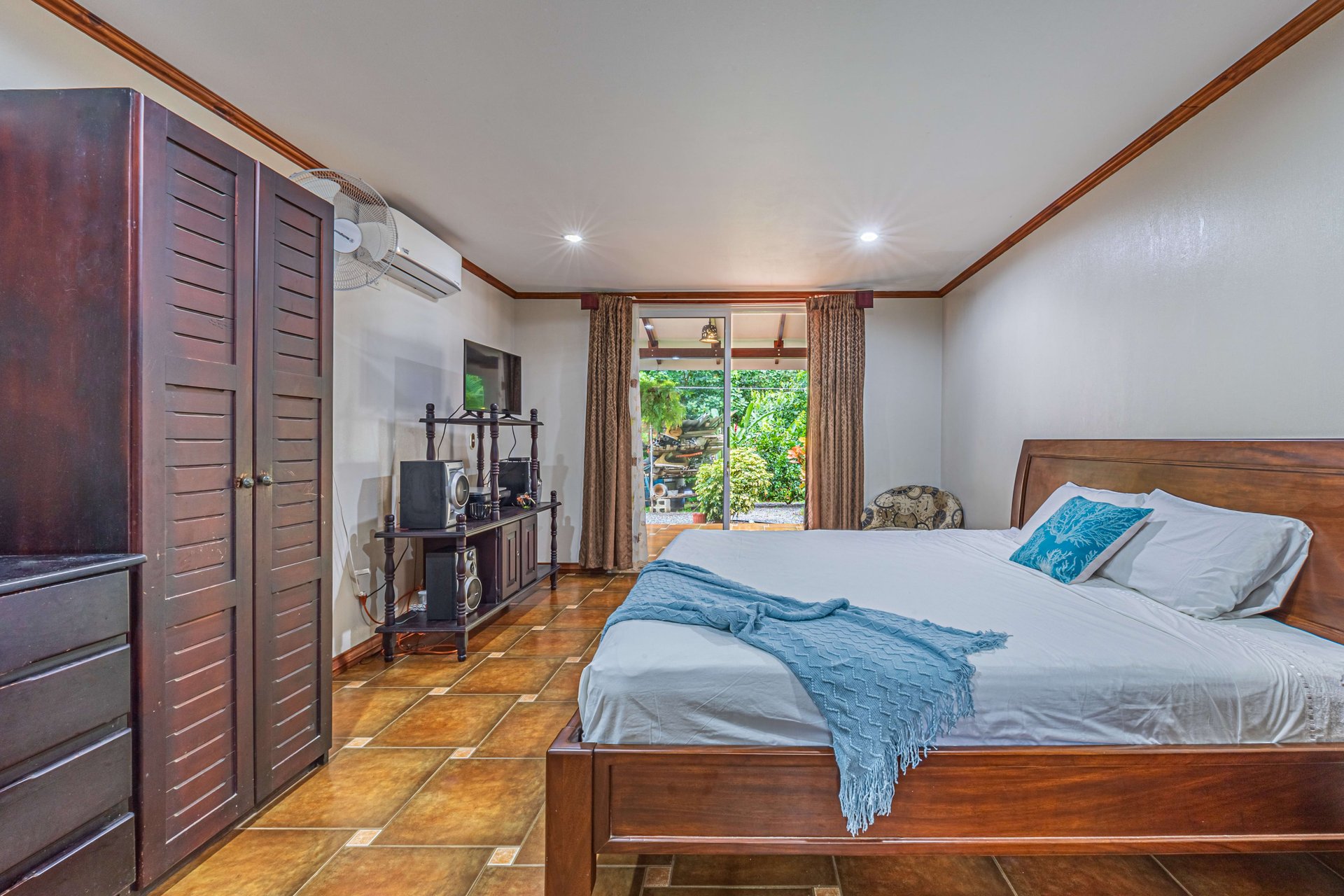 Commercial Building Opportunity in the Heart of Uvita. On Creek with Beautiful Jungle View