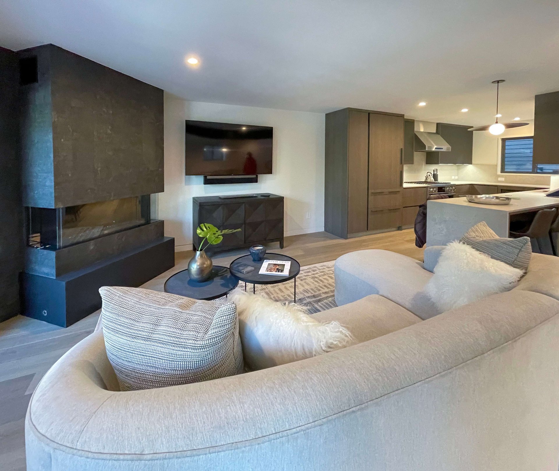 Luxury Townhome One block to Aspen Mountain