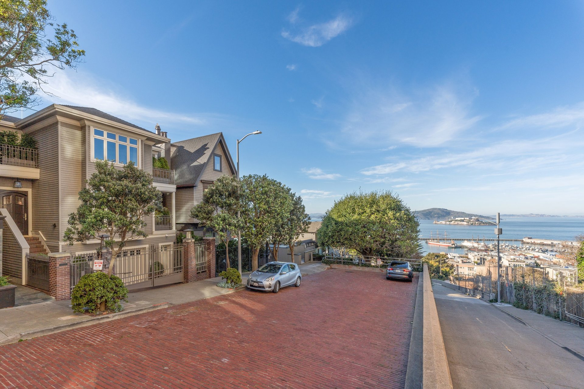 2707 Larkin St