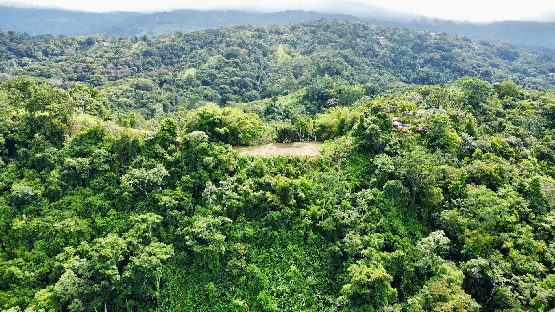Breathtaking Mountain, River, and Ocean Views in Ideal Climate – 20 Minutes from the Beach