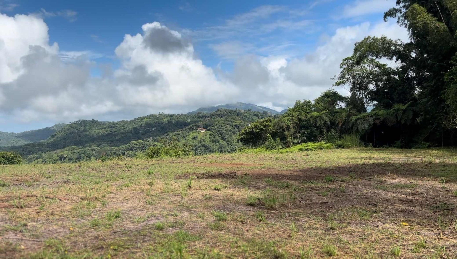 Breathtaking Mountain, River, and Ocean Views in Ideal Climate – 20 Minutes from the Beach