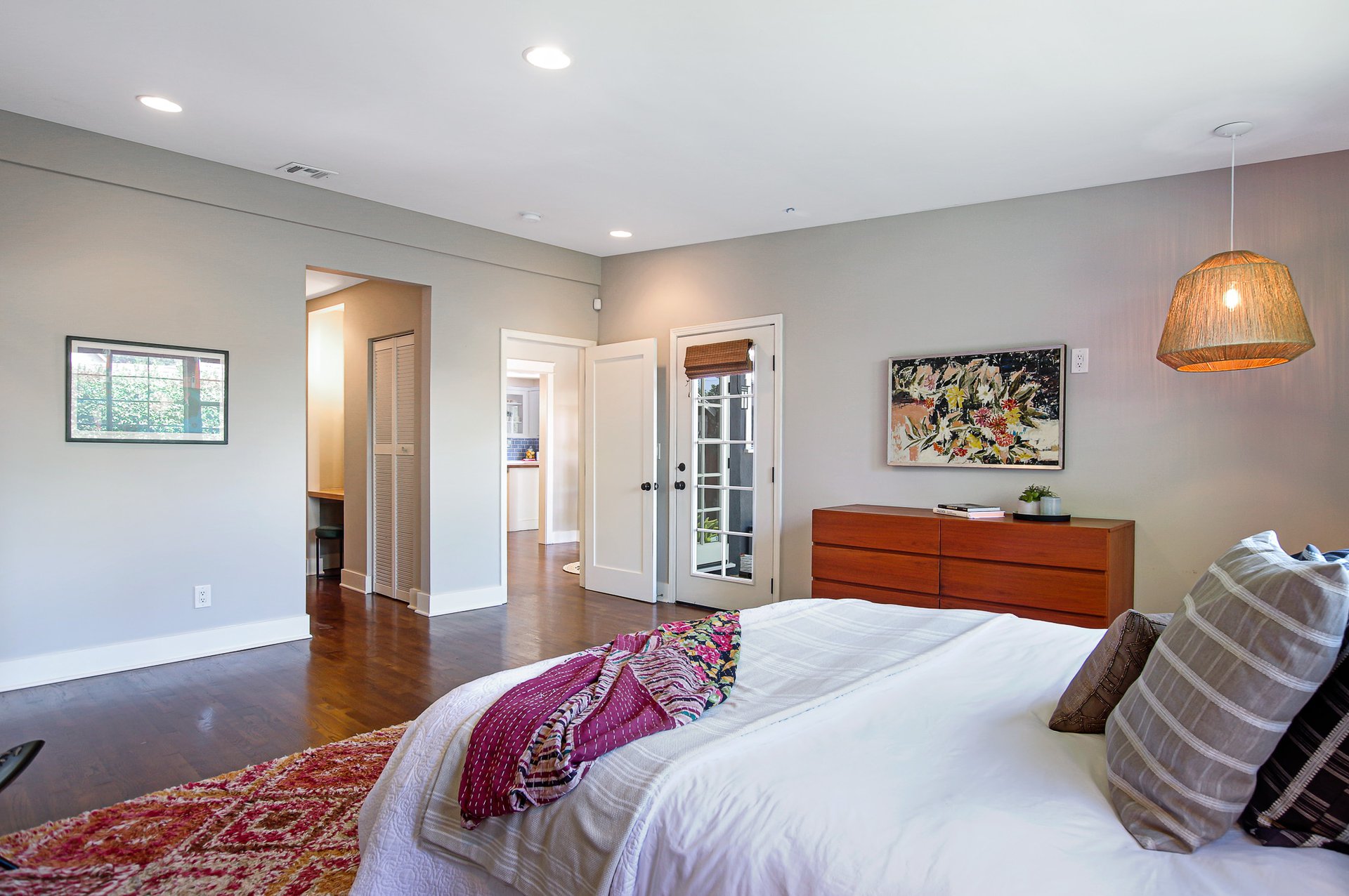 BEAUTIFUL & BRIGHT circa-1920's Craftsman "Cal-Bungalow" Home in Larchmont Village.