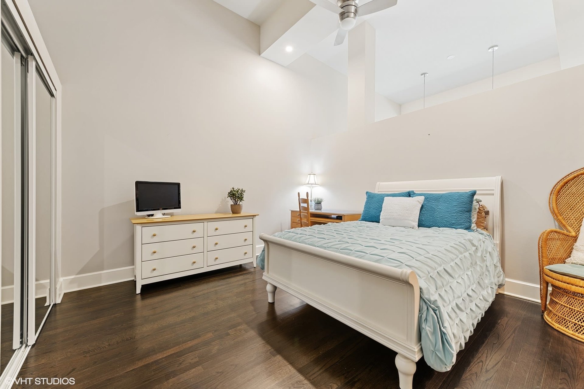 165 N Canal Street Unit: 1527-1528