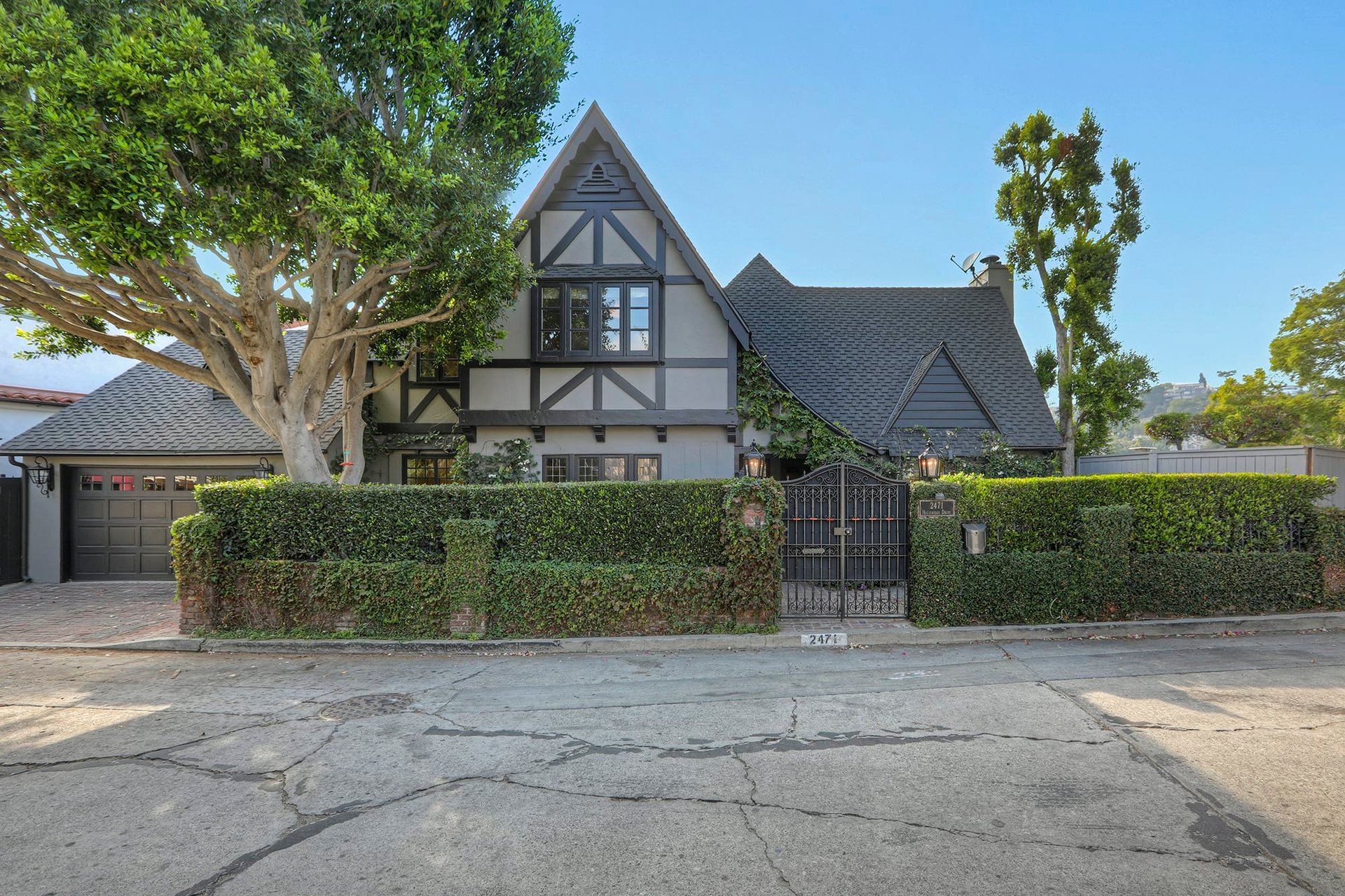   2471 Hollyridge Dr