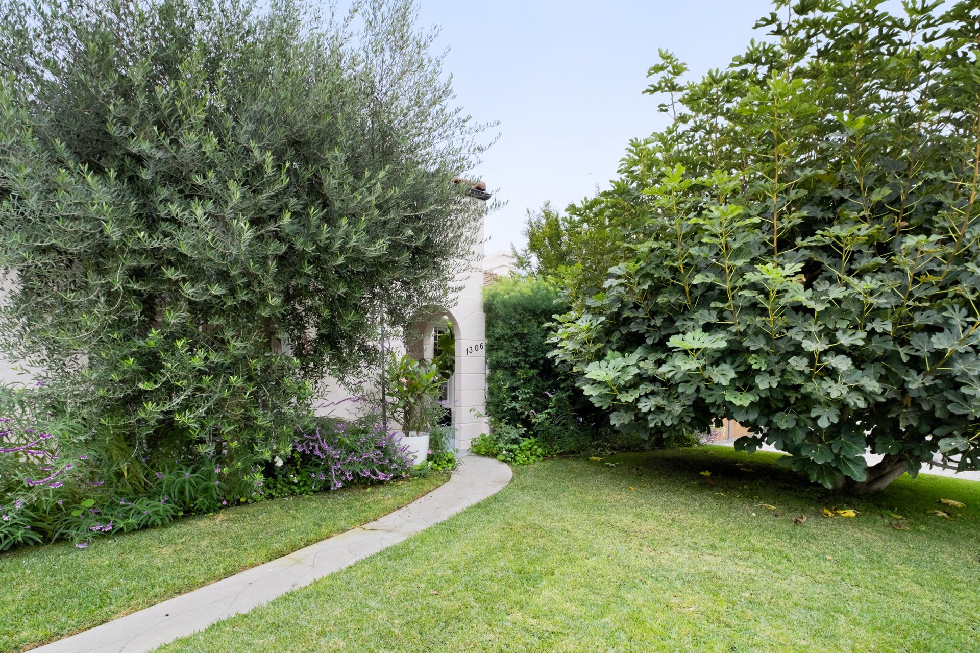 Beautifully Re-imagined Spanish Modern in Wilshire Vista