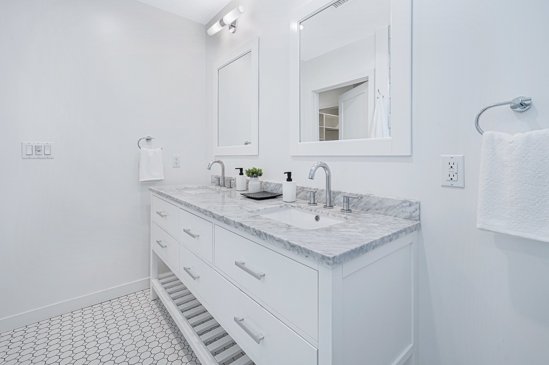 Completely Renovated Traditional Home In Picfair Village