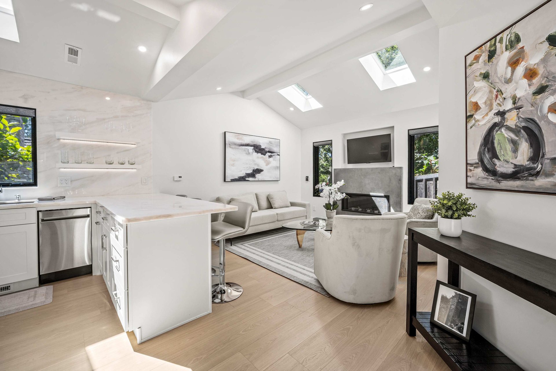 Grey Goose - Charming Downtown Carmel Cottage