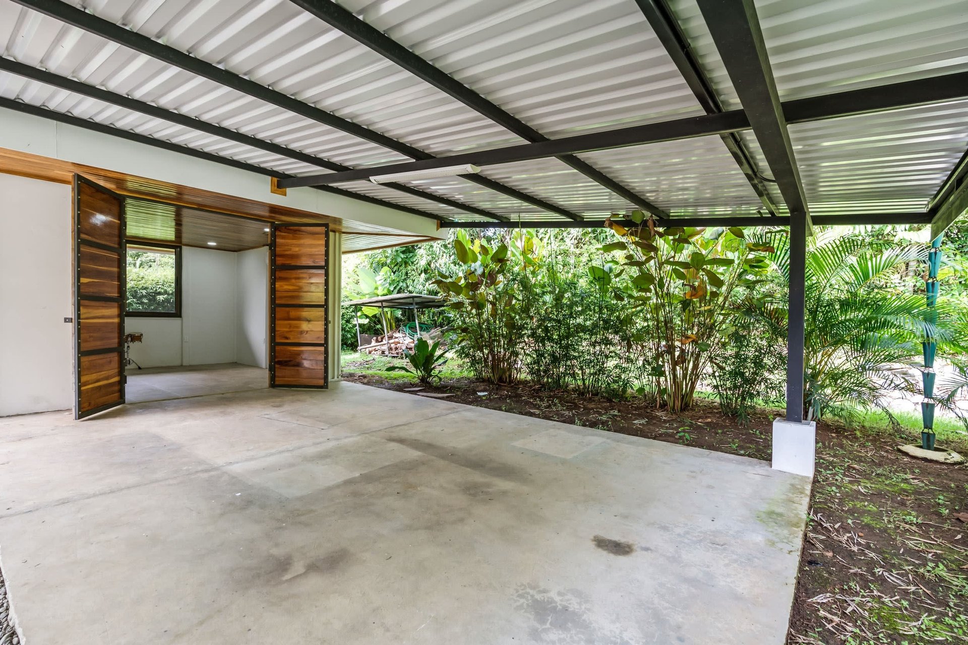 Bright & Peaceful 3-Bedroom Home With Separate Workshop/Office Space & Stunning Views Of The Lush Mountains In Easy-Access Location In Ojochal Costa Rica