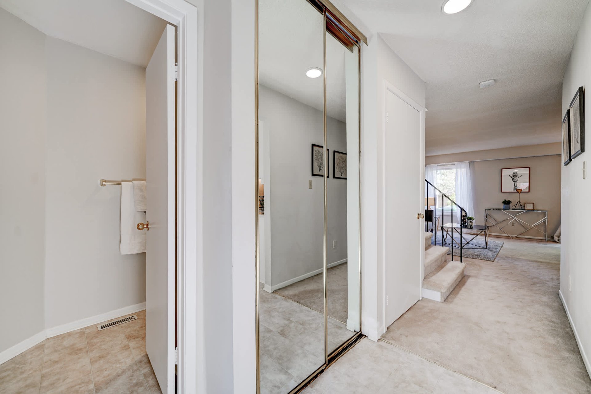 1087 Runnymead Cres
