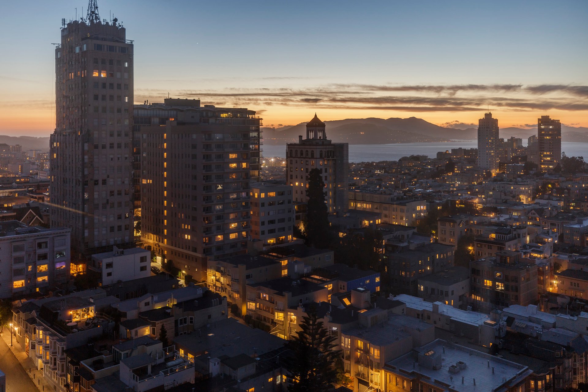 2,027 SqFt Corner View Condo On Nob Hill