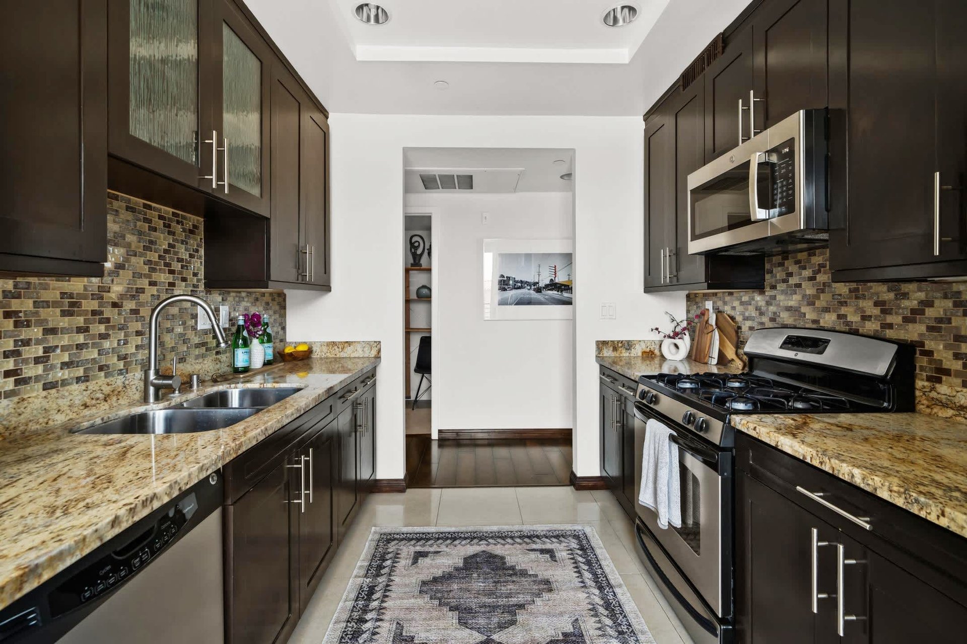 Stylish Turnkey Unit in Prime Miracle Mile
