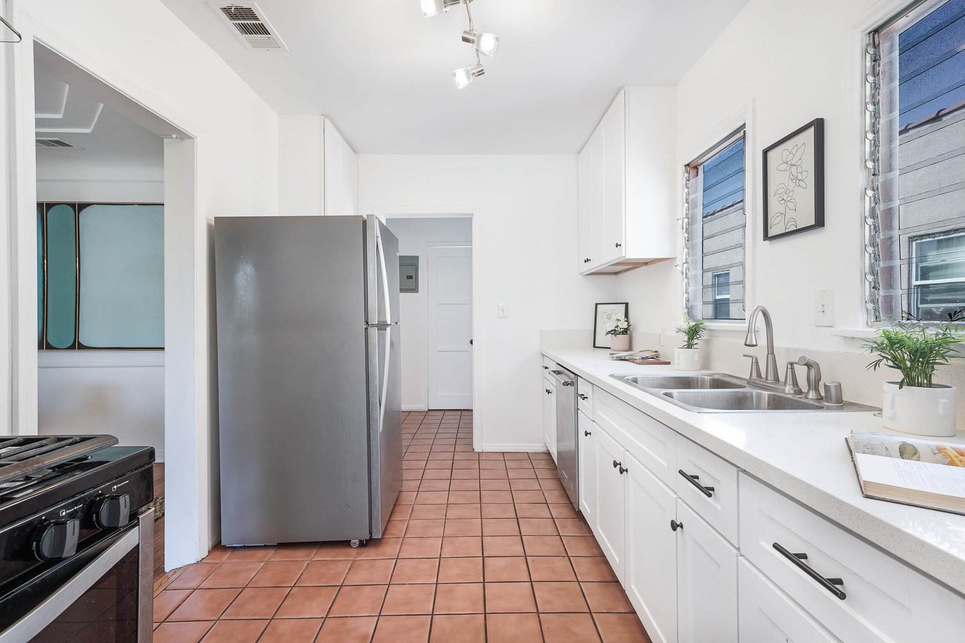 Beautiful Spanish Trophy Duplex in Wilshire Vista