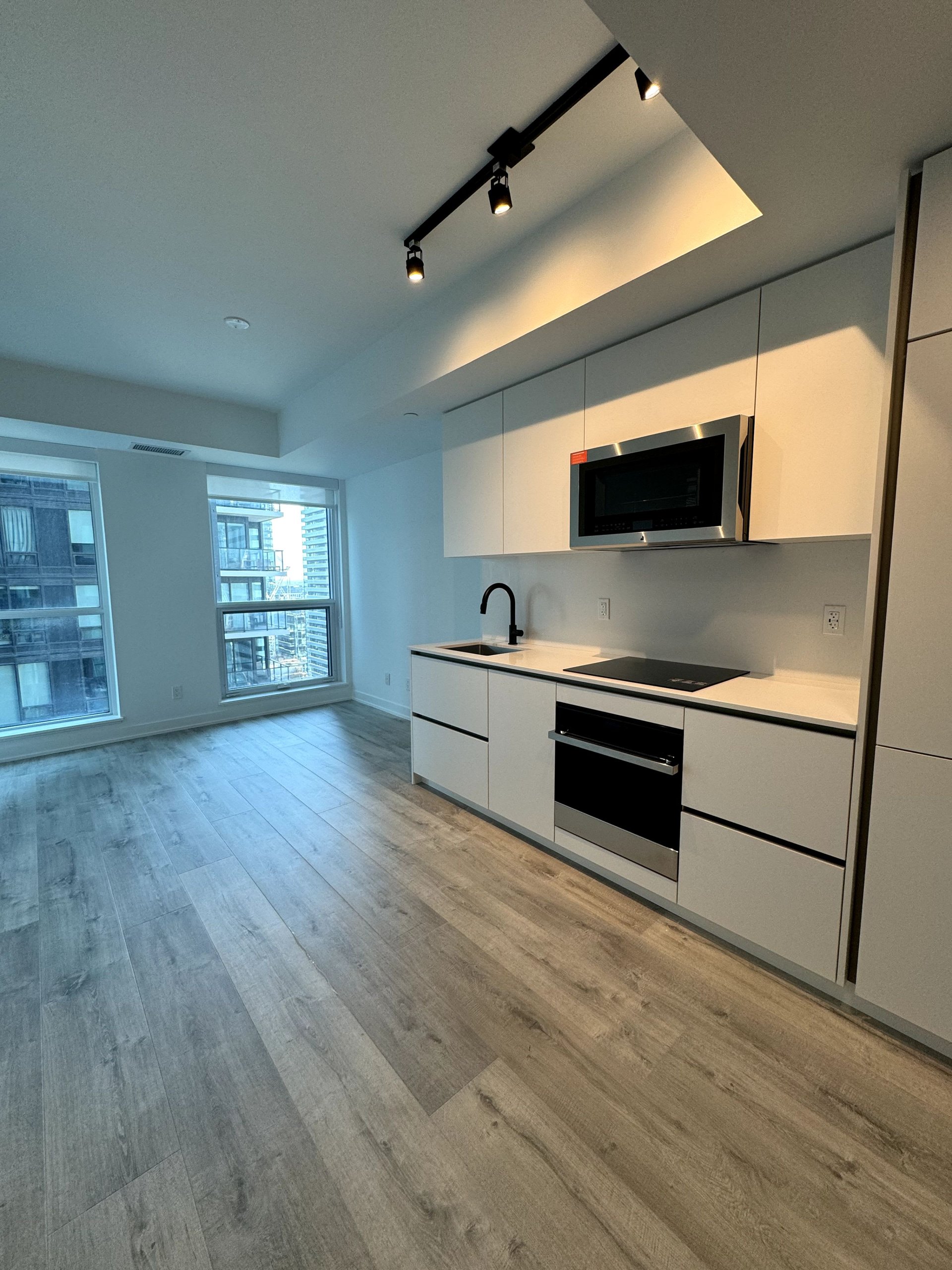 327 King St W, Unit 2105