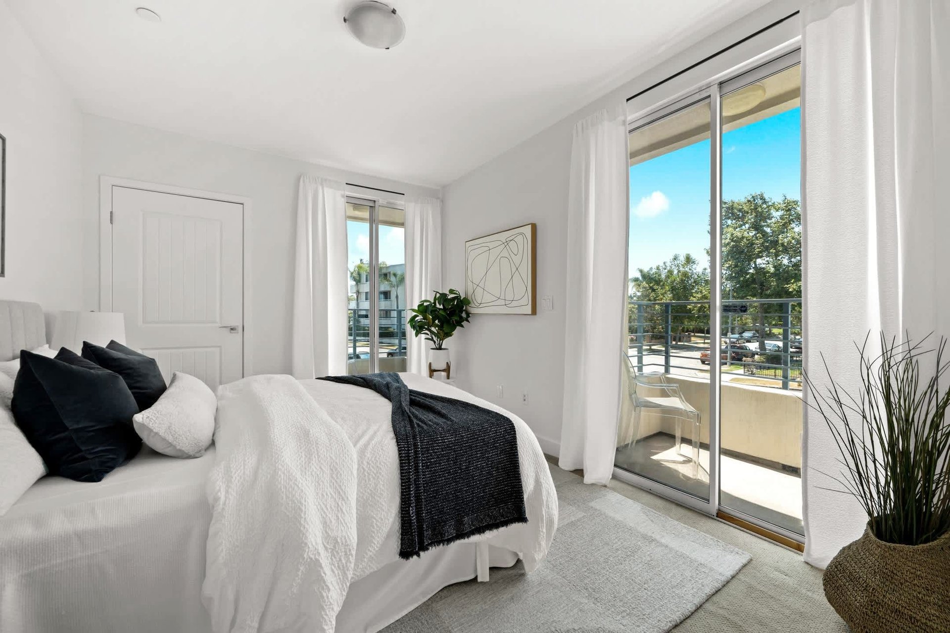 Stylish Turnkey Unit in Prime Miracle Mile