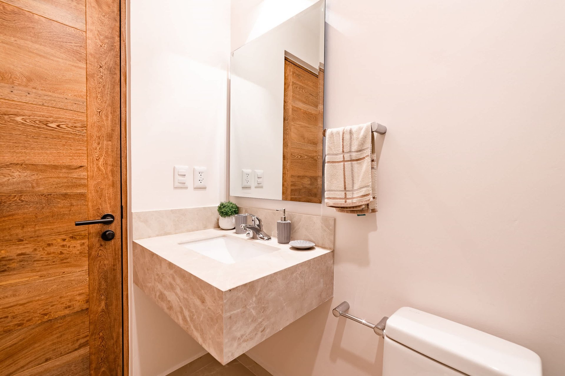 1 bedroom & 1 studio, Condo, Costta Plaza & Condos