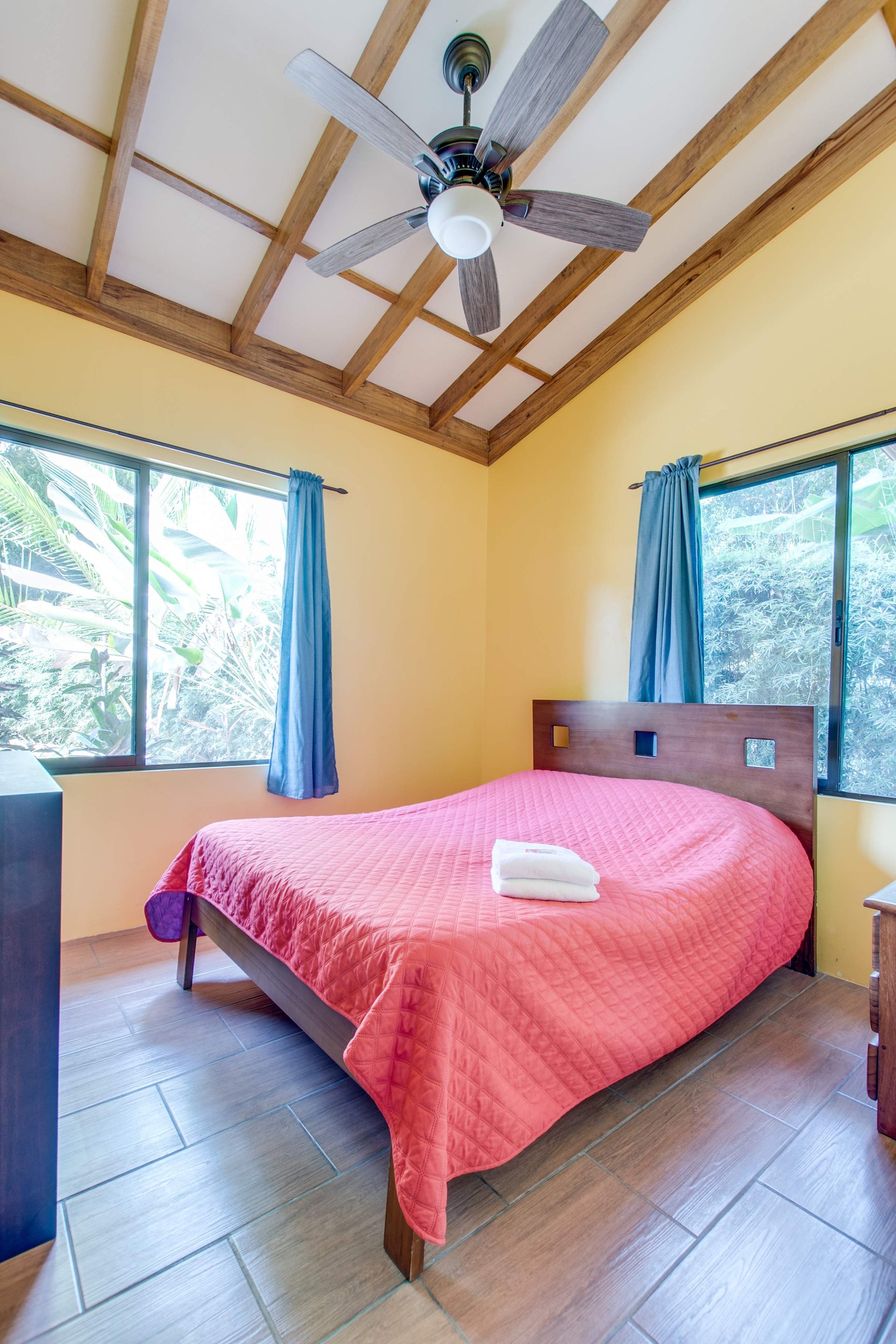A highly-rated and high-occupancy resort with a hotel, cabins, on-site restaurant and a pool an easy 5-minute walk from PLAYA UVITA and Marino Ballena National Park!
