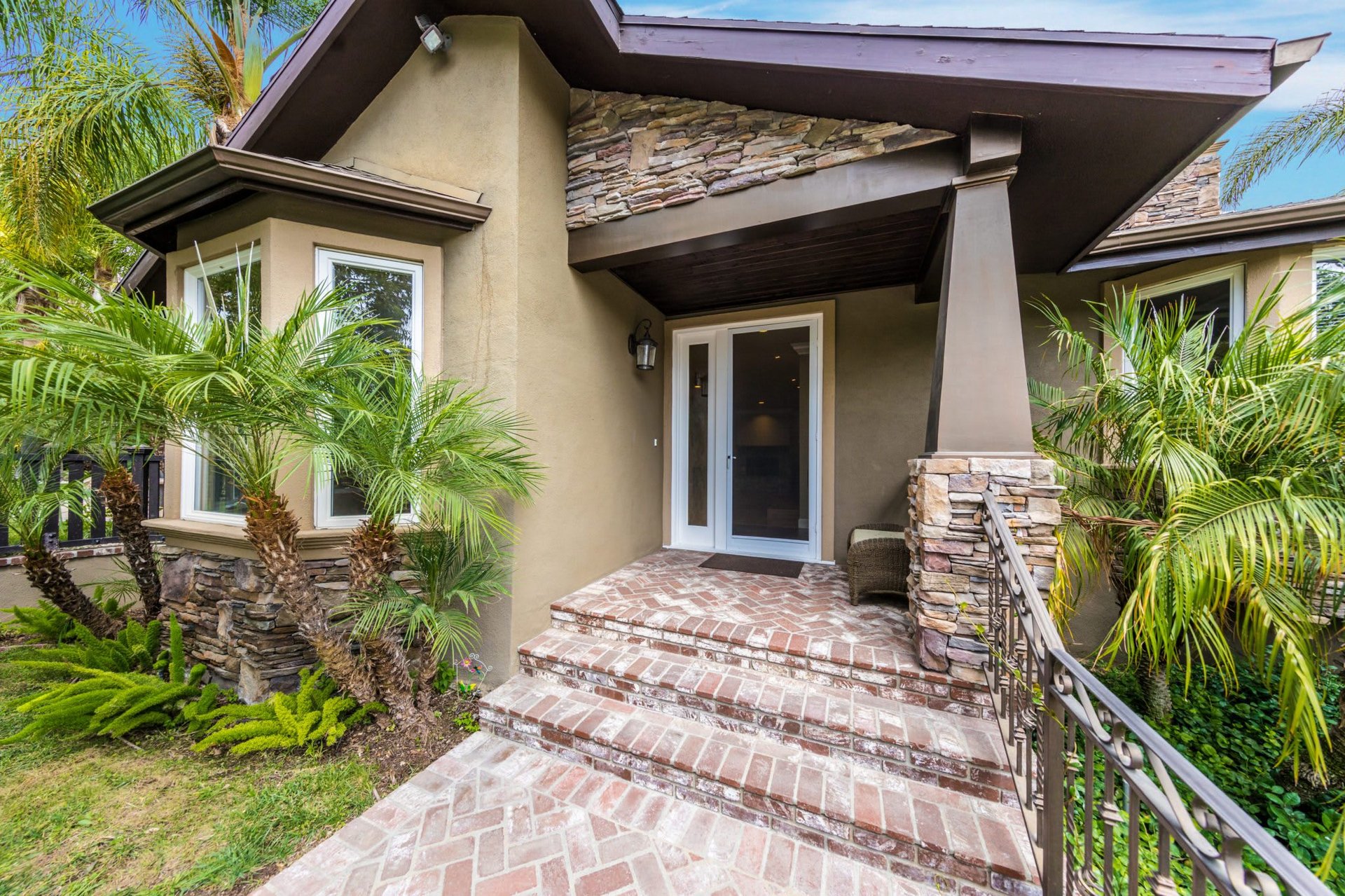 1171 E Providencia Ave