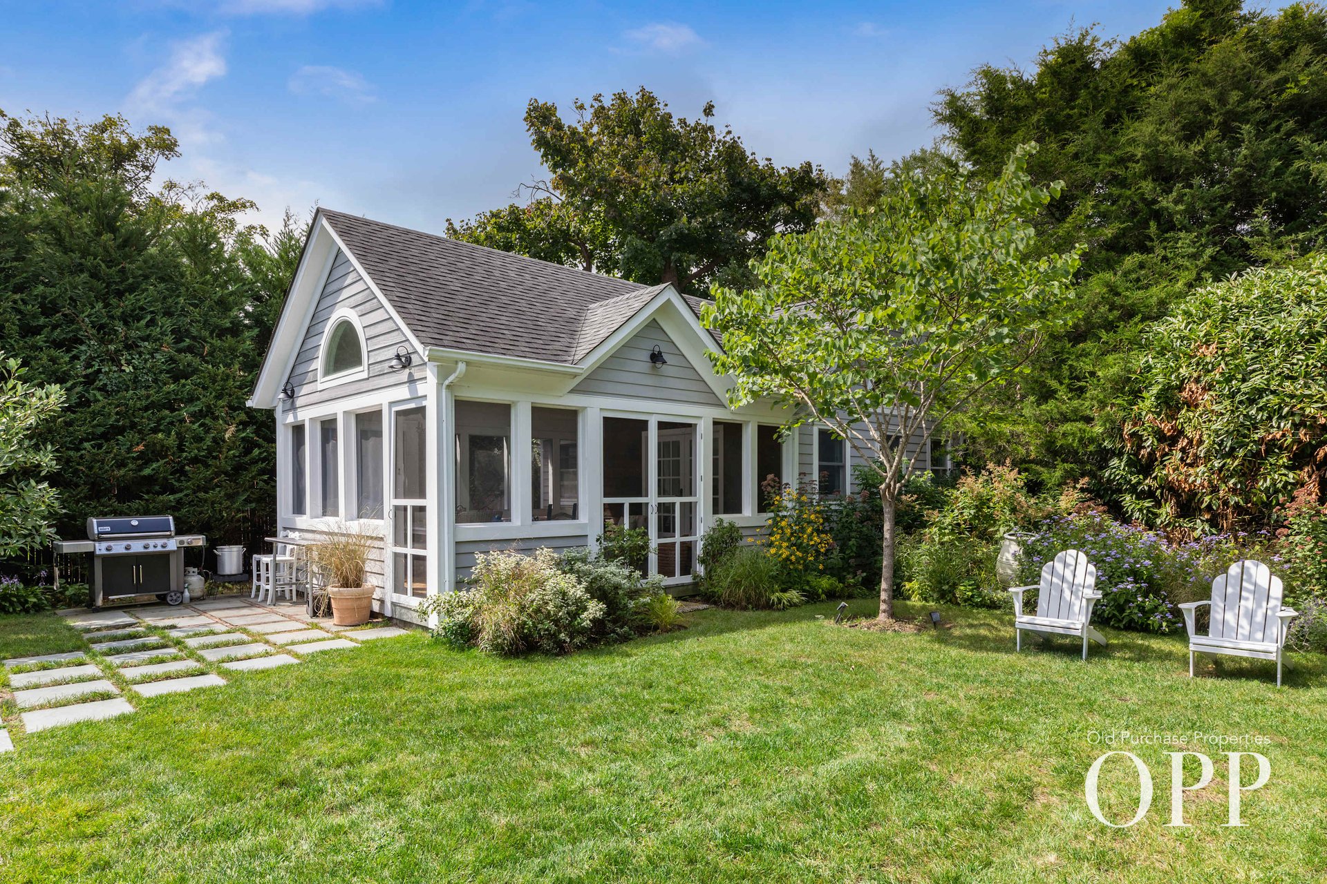 VILLAGE CLASSIC WITH POOL AND COTTAGE