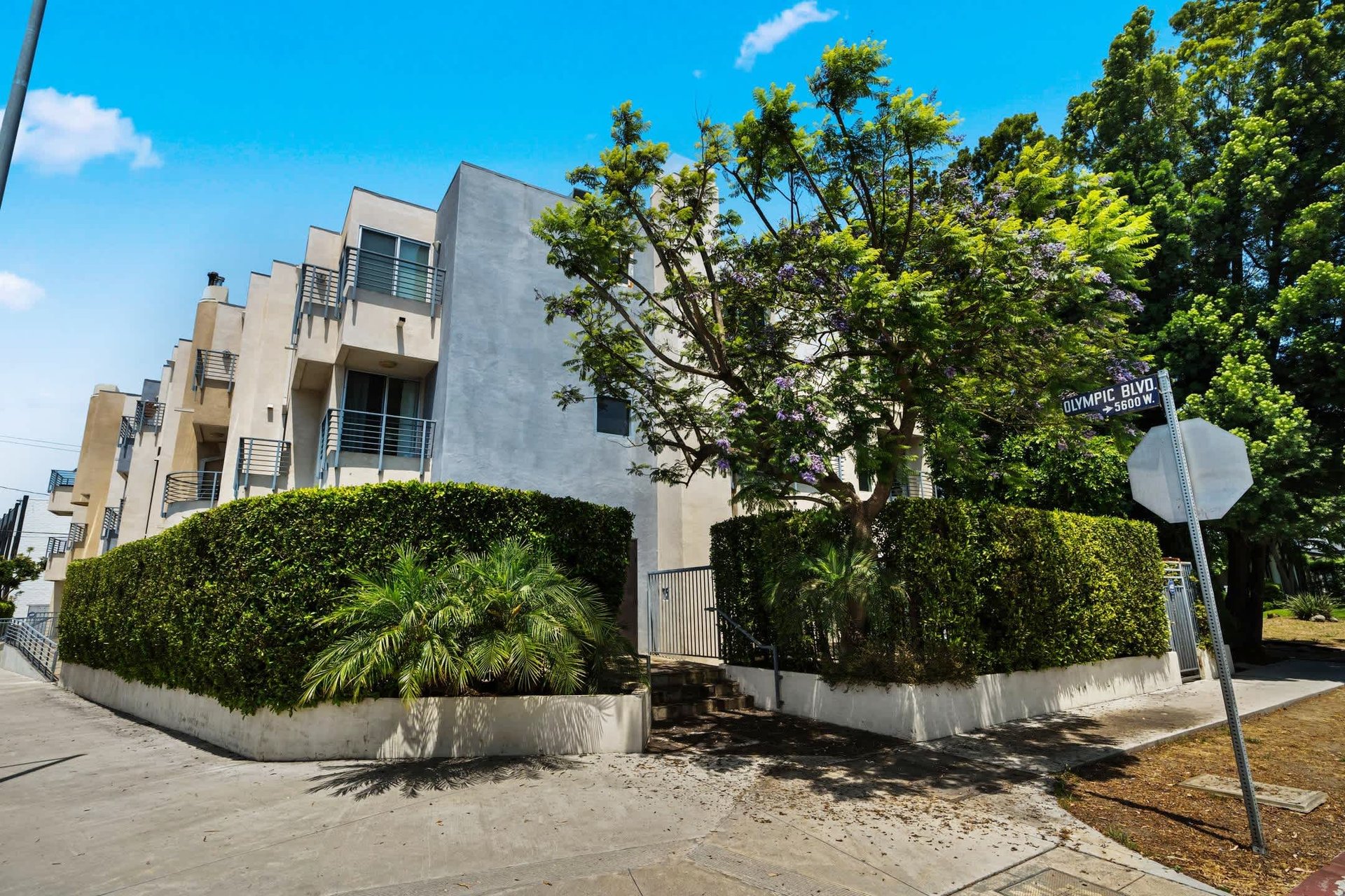 Stylish Turnkey Unit in Prime Miracle Mile