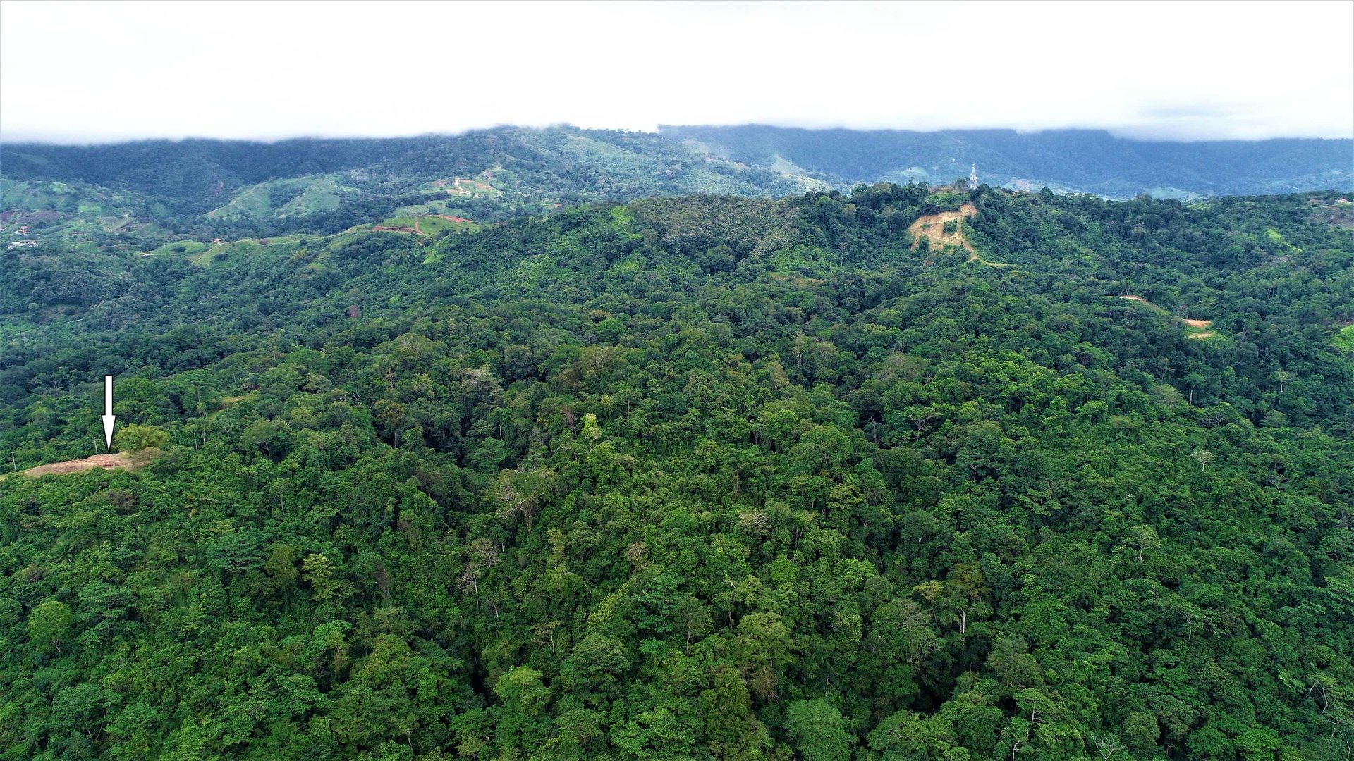 9 acres property with 360 panoramic views and 80m highway frontage