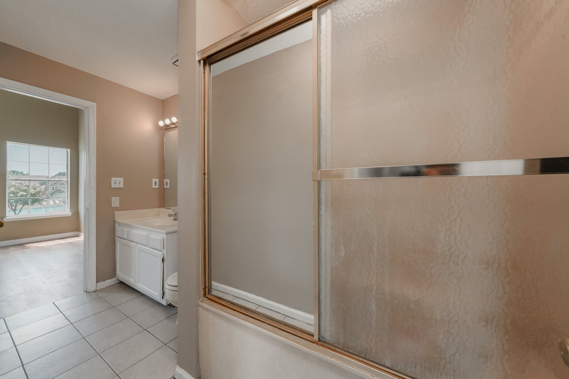 2 bedroom Condo in Madison City!!! Madison Towne Centre Community!