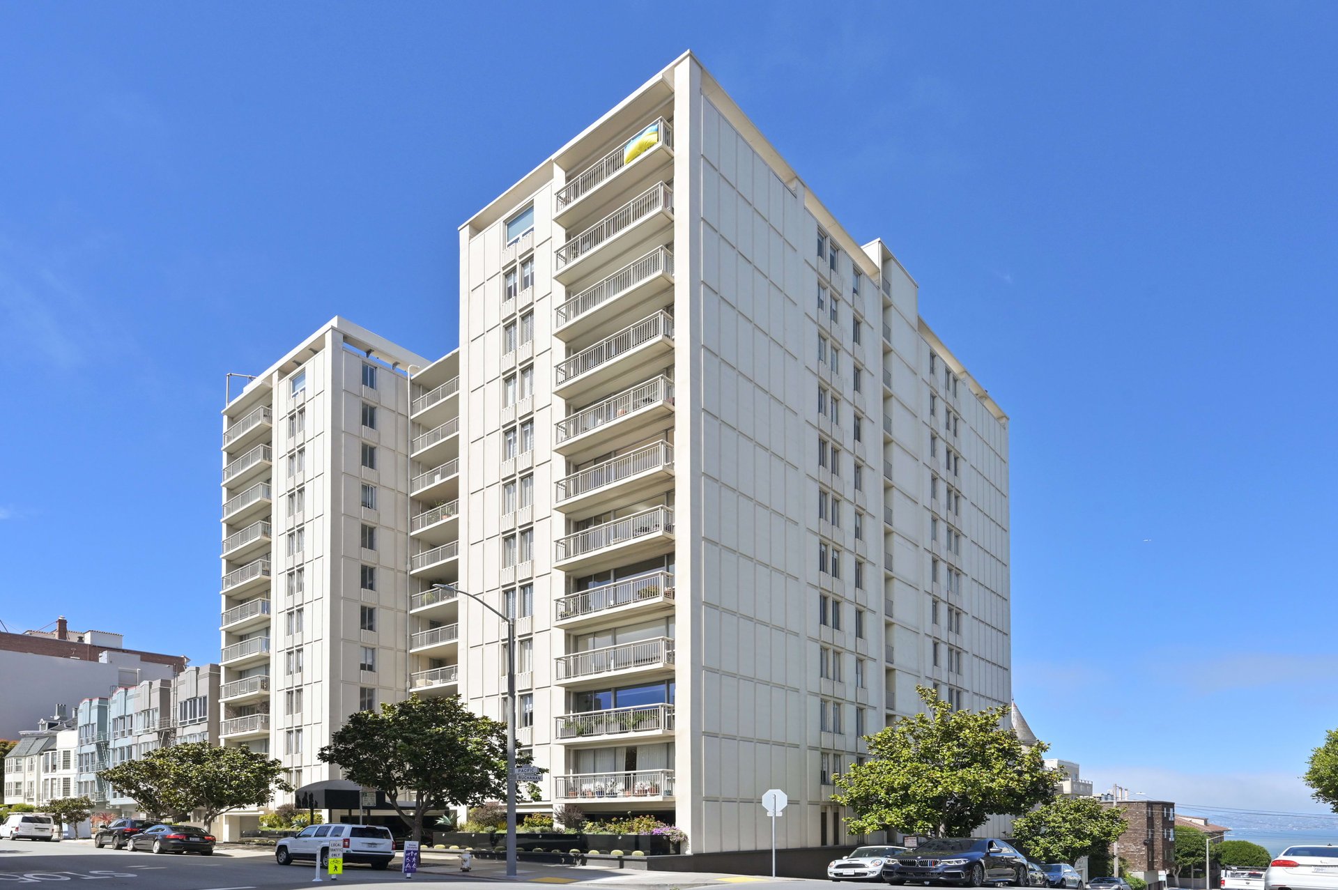Just-Renovated Pacific Heights Condo With Southern Views