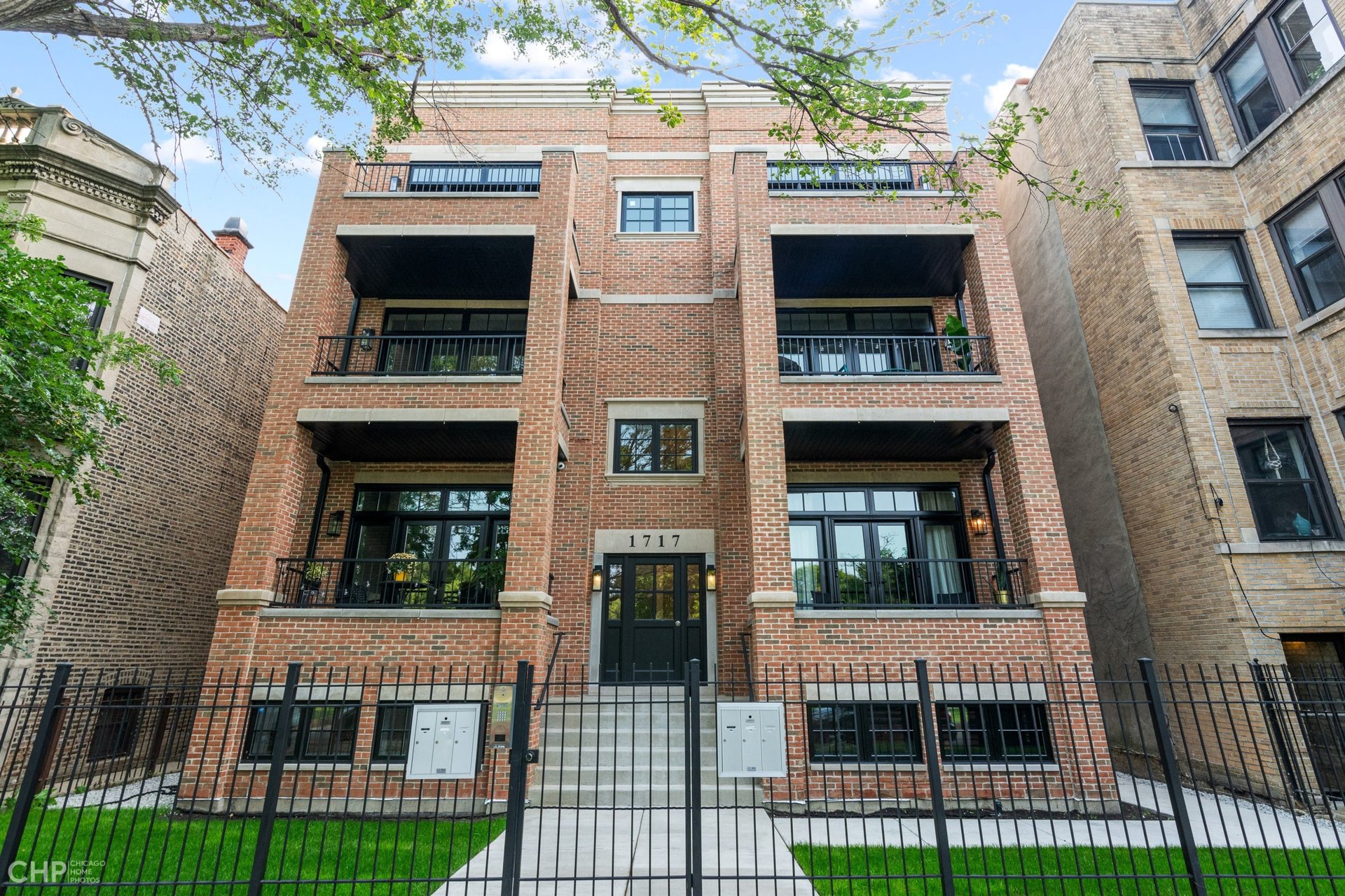 Private Roof Deck with City Views in Logan Square: 1717 Humboldt #3S