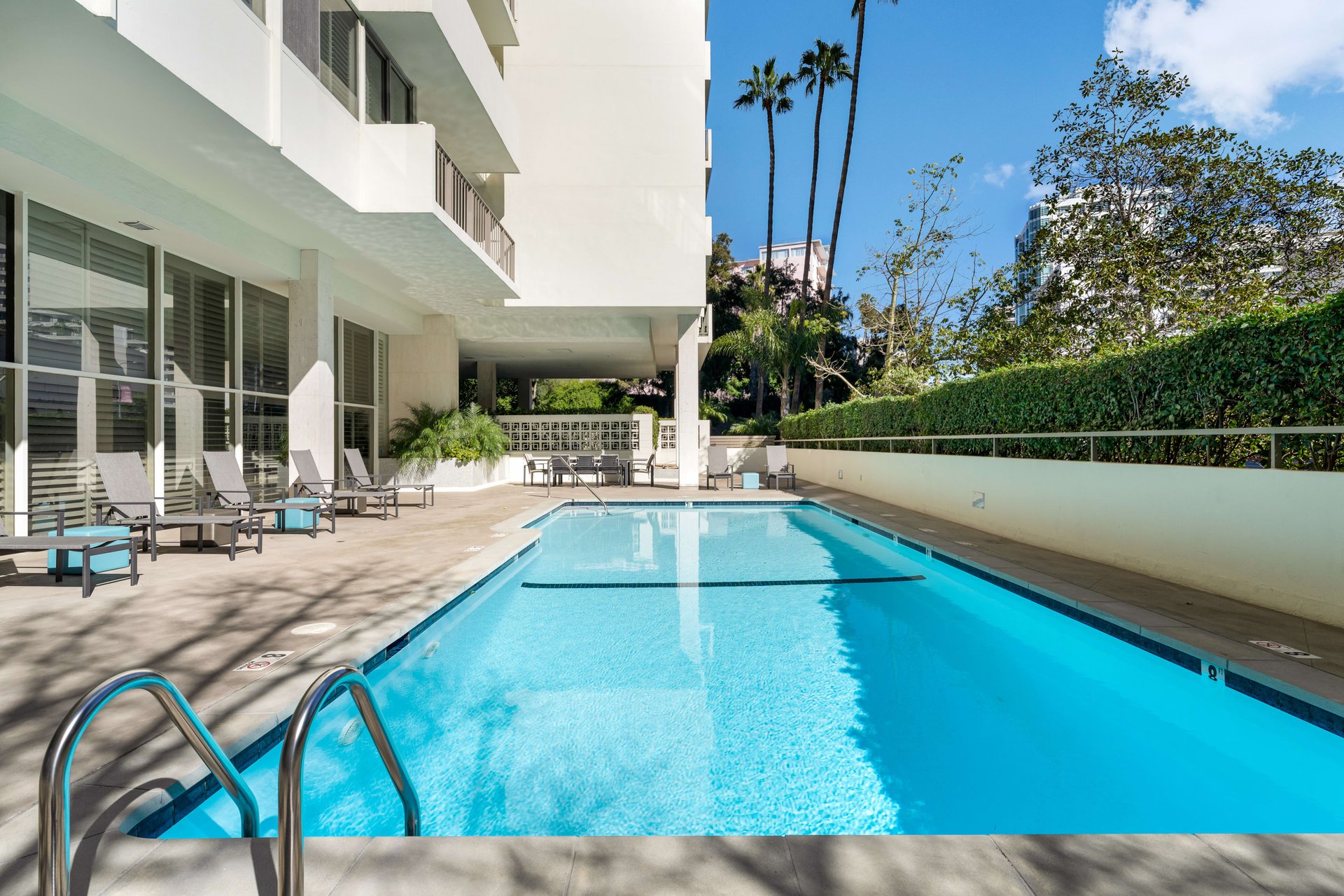 Wilshire Holmby #306, Wilshire Corridor