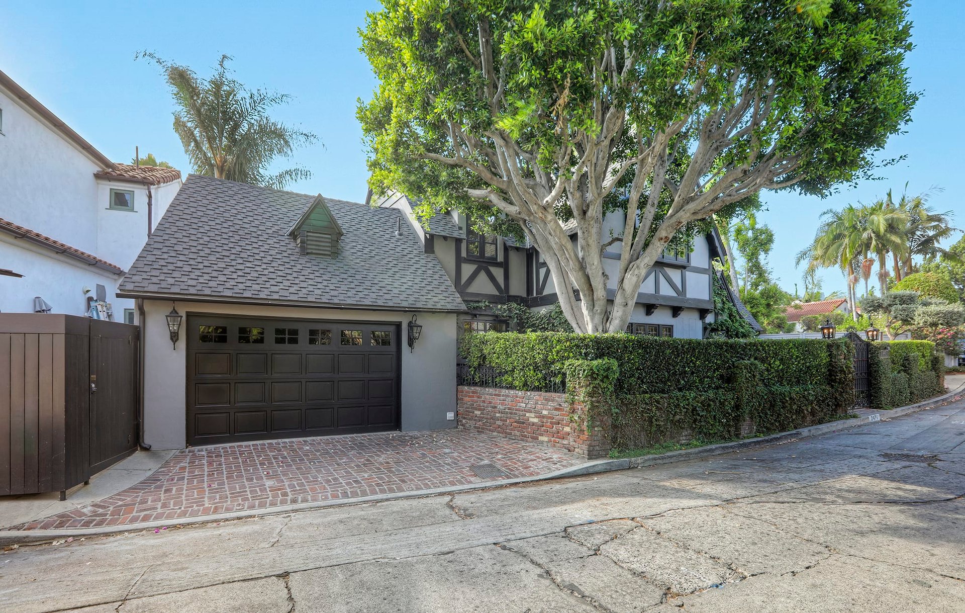   2471 Hollyridge Dr