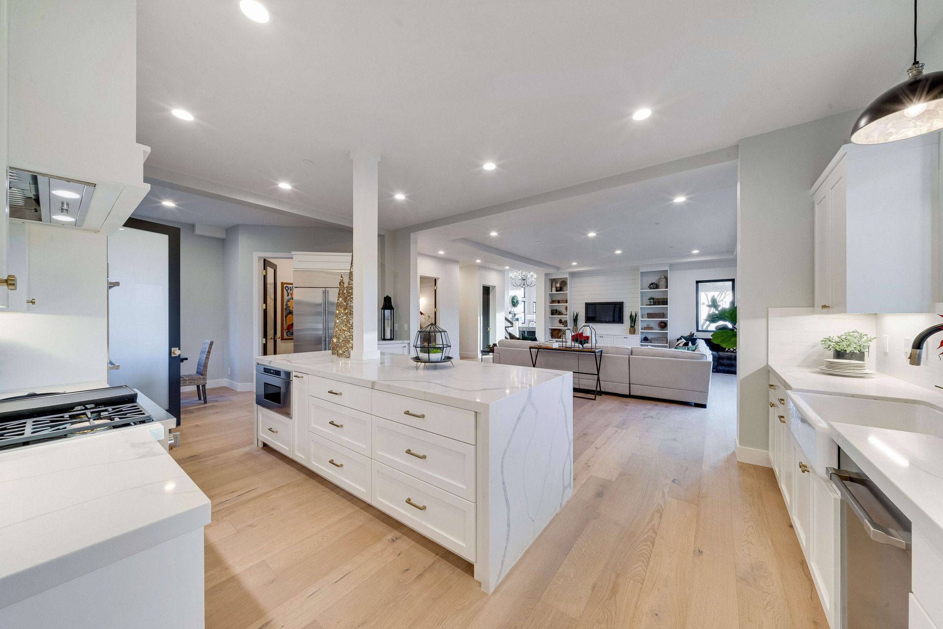 3864 Royal Manor Pl