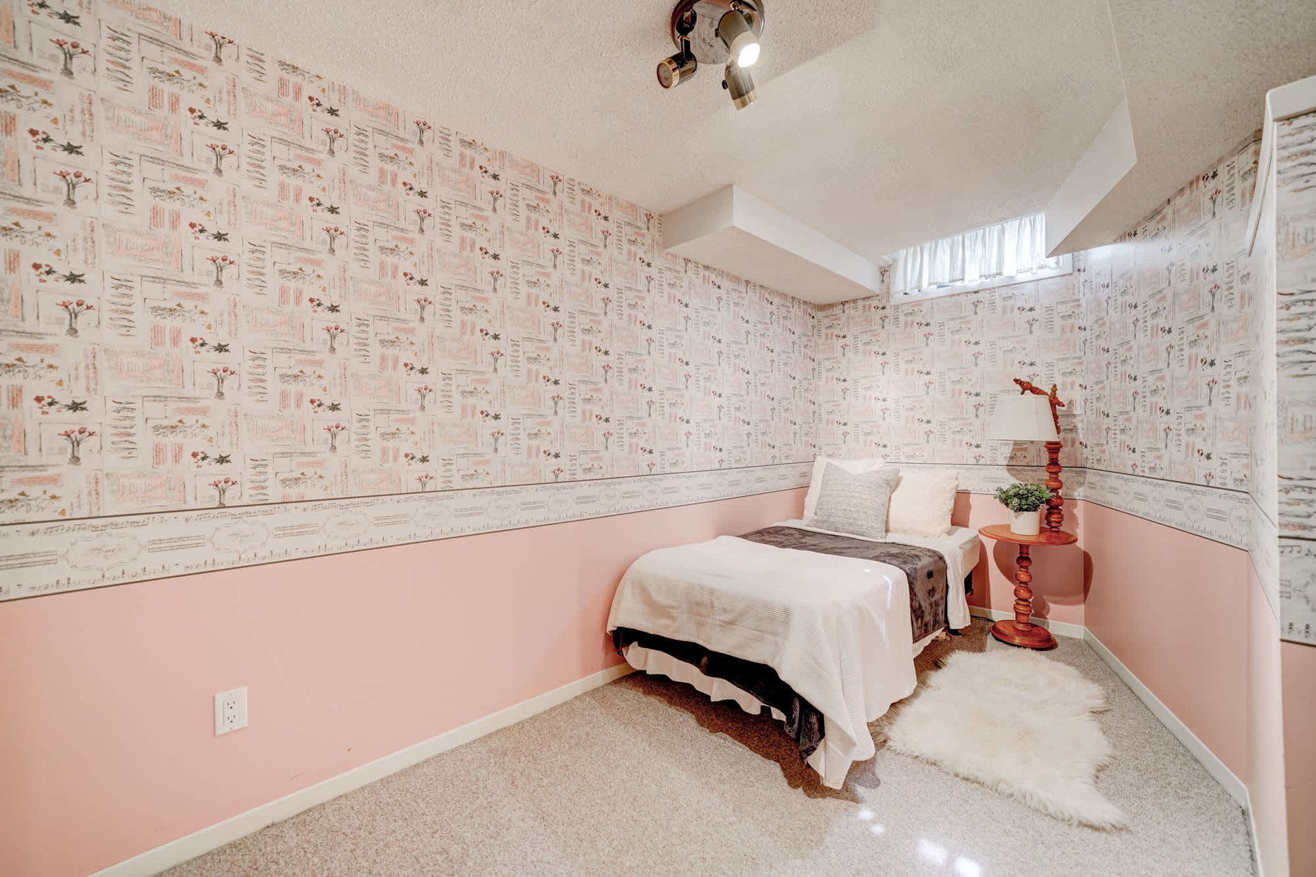 1087 Runnymead Cres