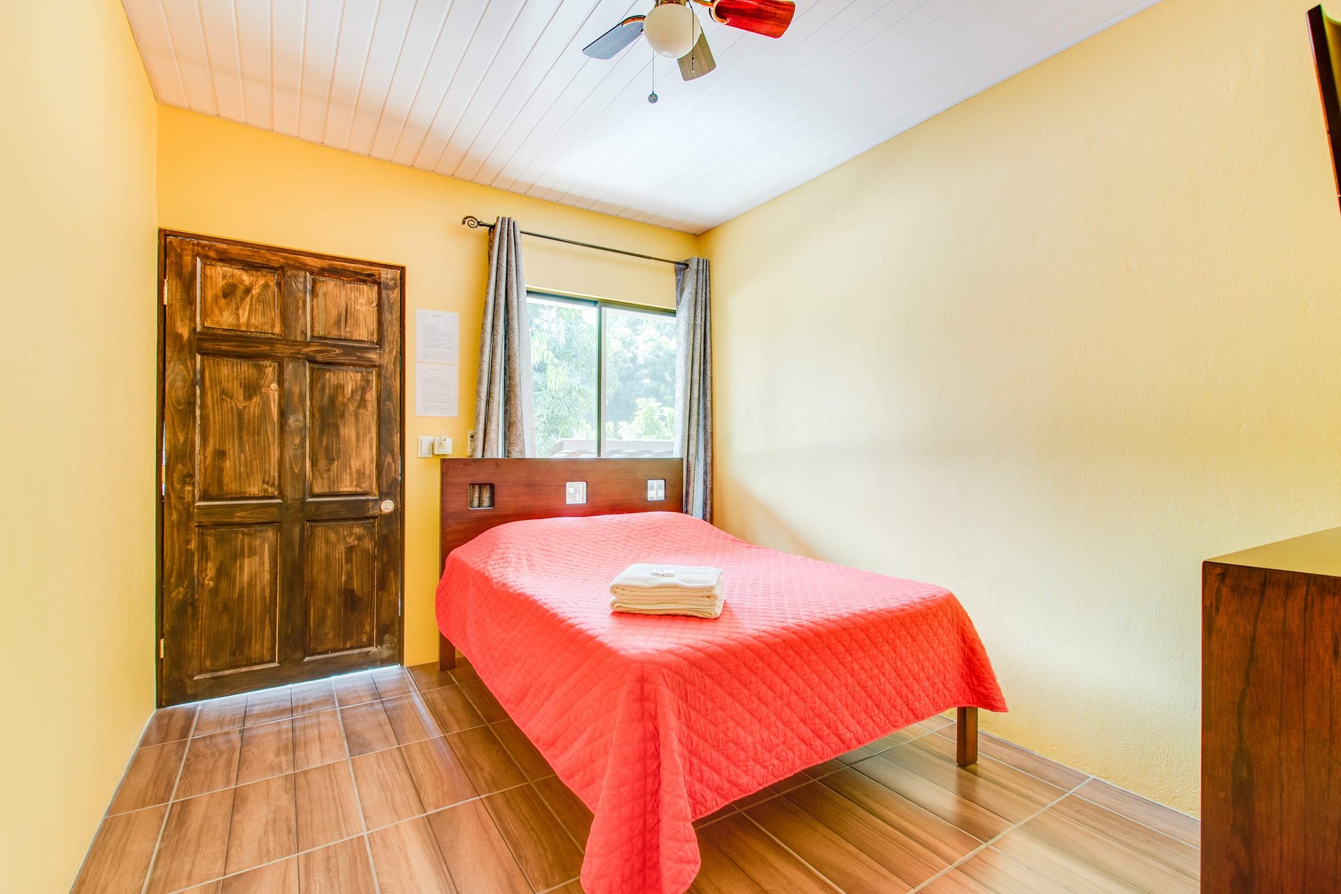 A highly-rated and high-occupancy resort with a hotel, cabins, on-site restaurant and a pool an easy 5-minute walk from PLAYA UVITA and Marino Ballena National Park!