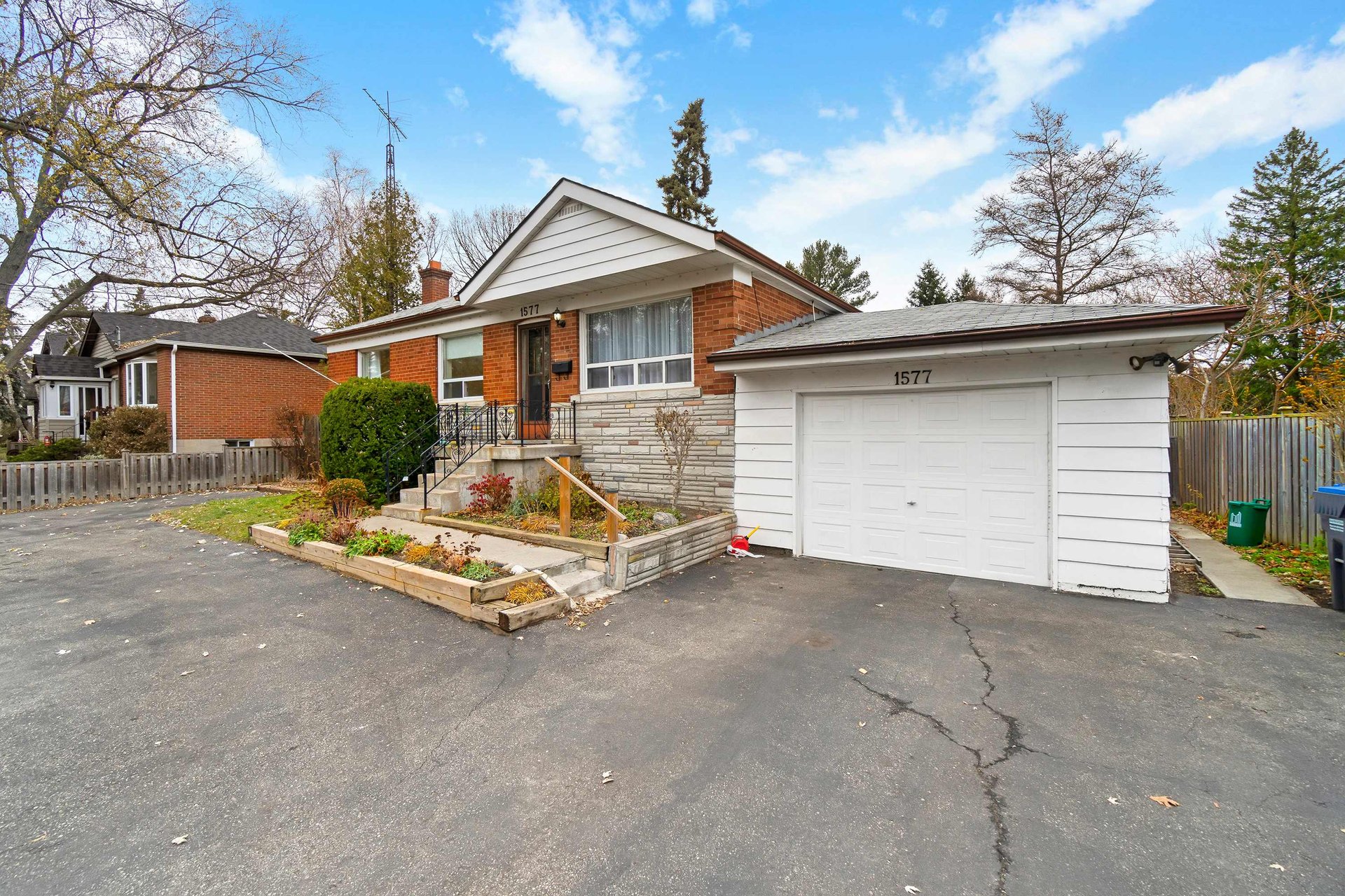 1577 Kenmuir Avenue