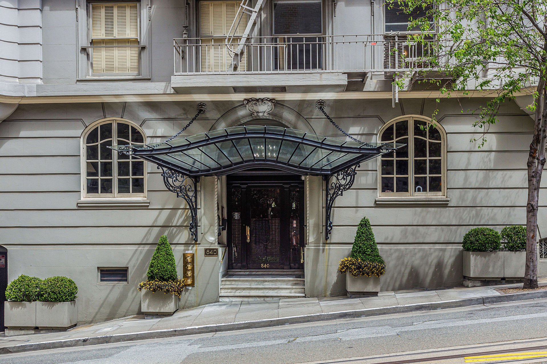Grand New York-Style Condominium at 840 Powell