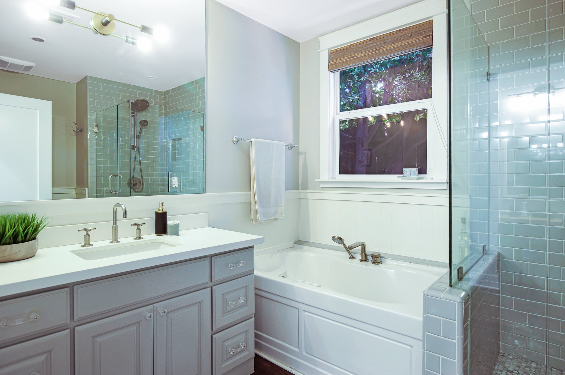 BEAUTIFUL & BRIGHT circa-1920's Craftsman "Cal-Bungalow" Home in Larchmont Village.