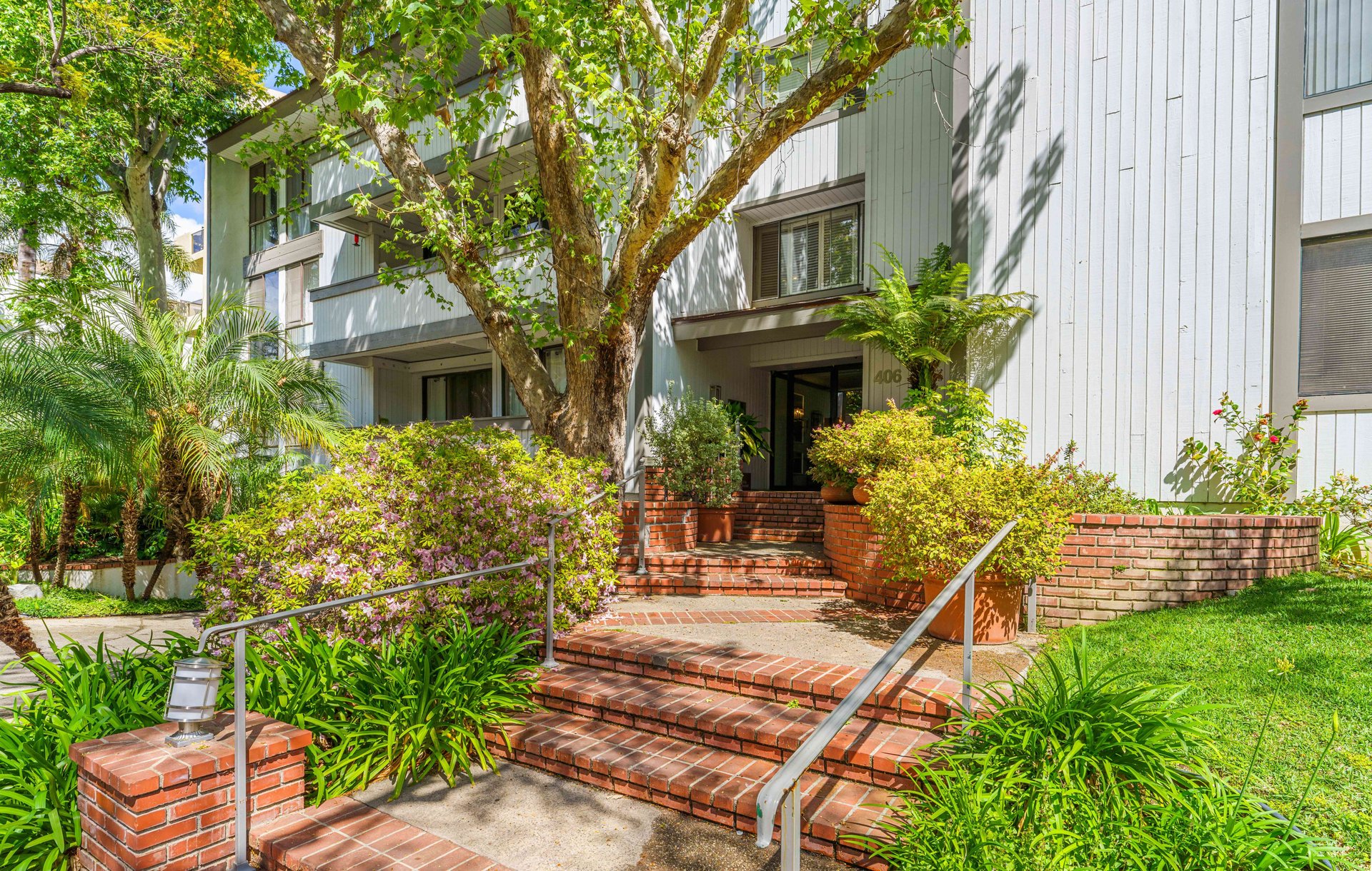406 N Oakhurst Dr #105, Beverly Hills